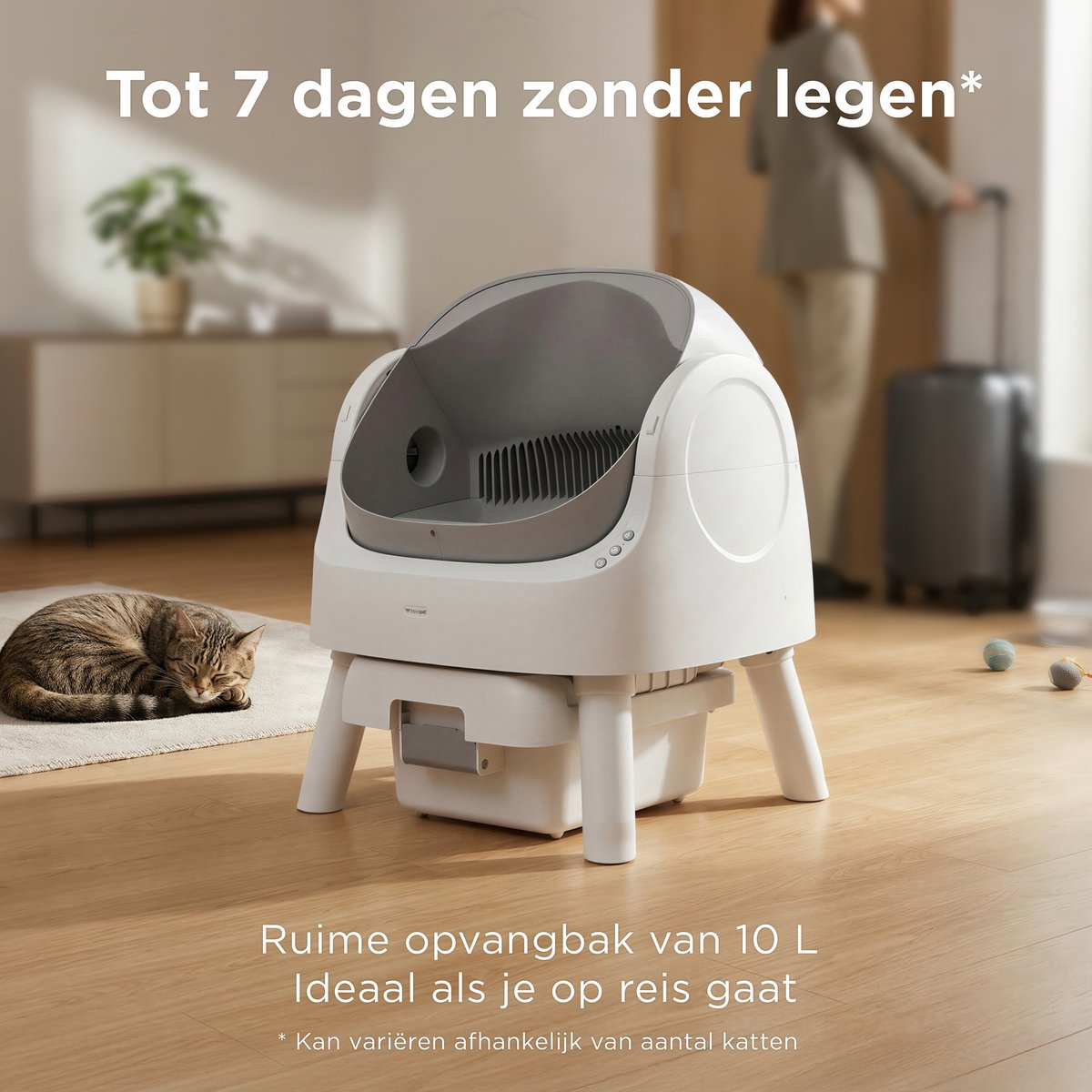 Een kat slaapt naast een automatische kattenbak. Een vrouw met koffer loopt weg.