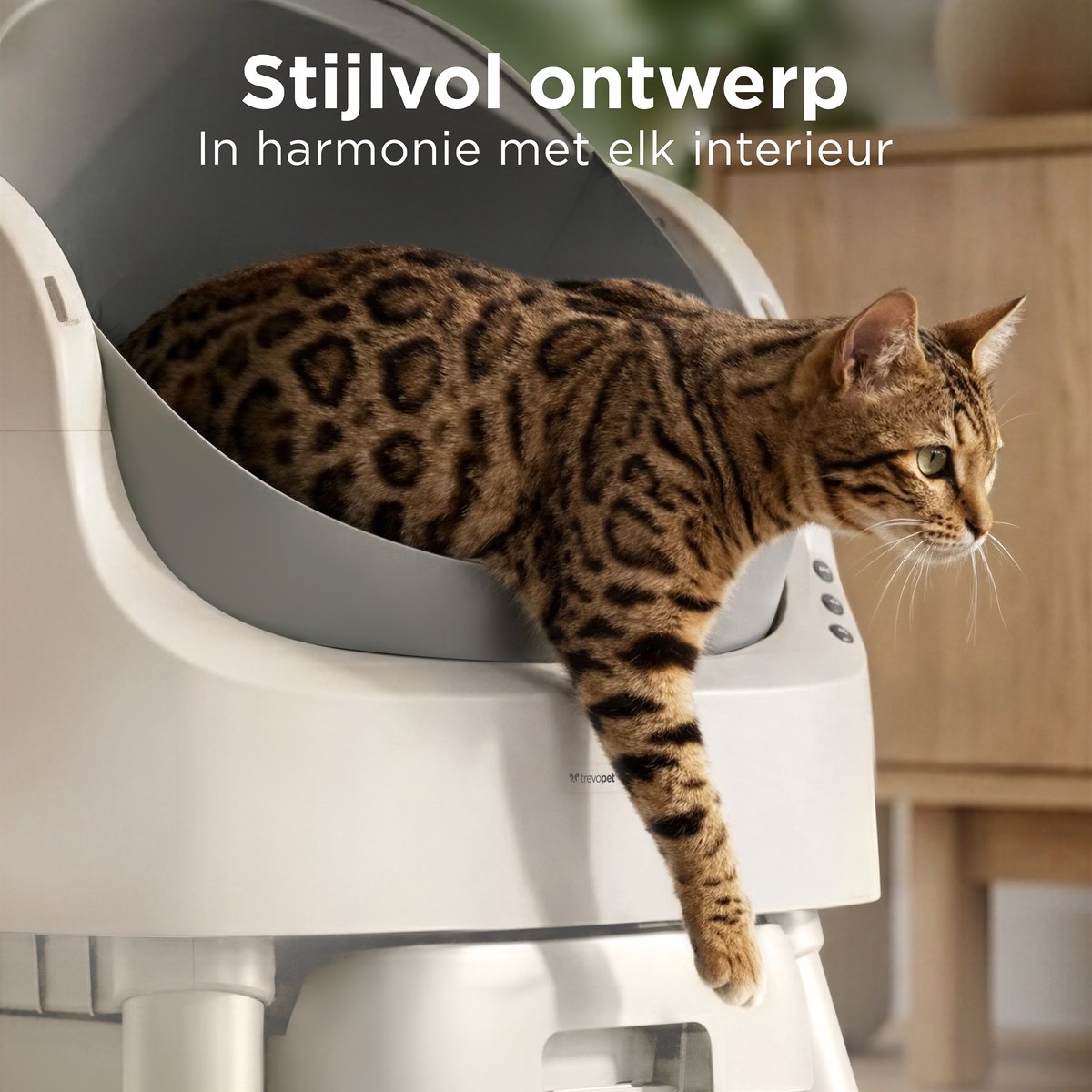 Een kat met bruine en zwarte vacht klimt uit een witte kattenbak.