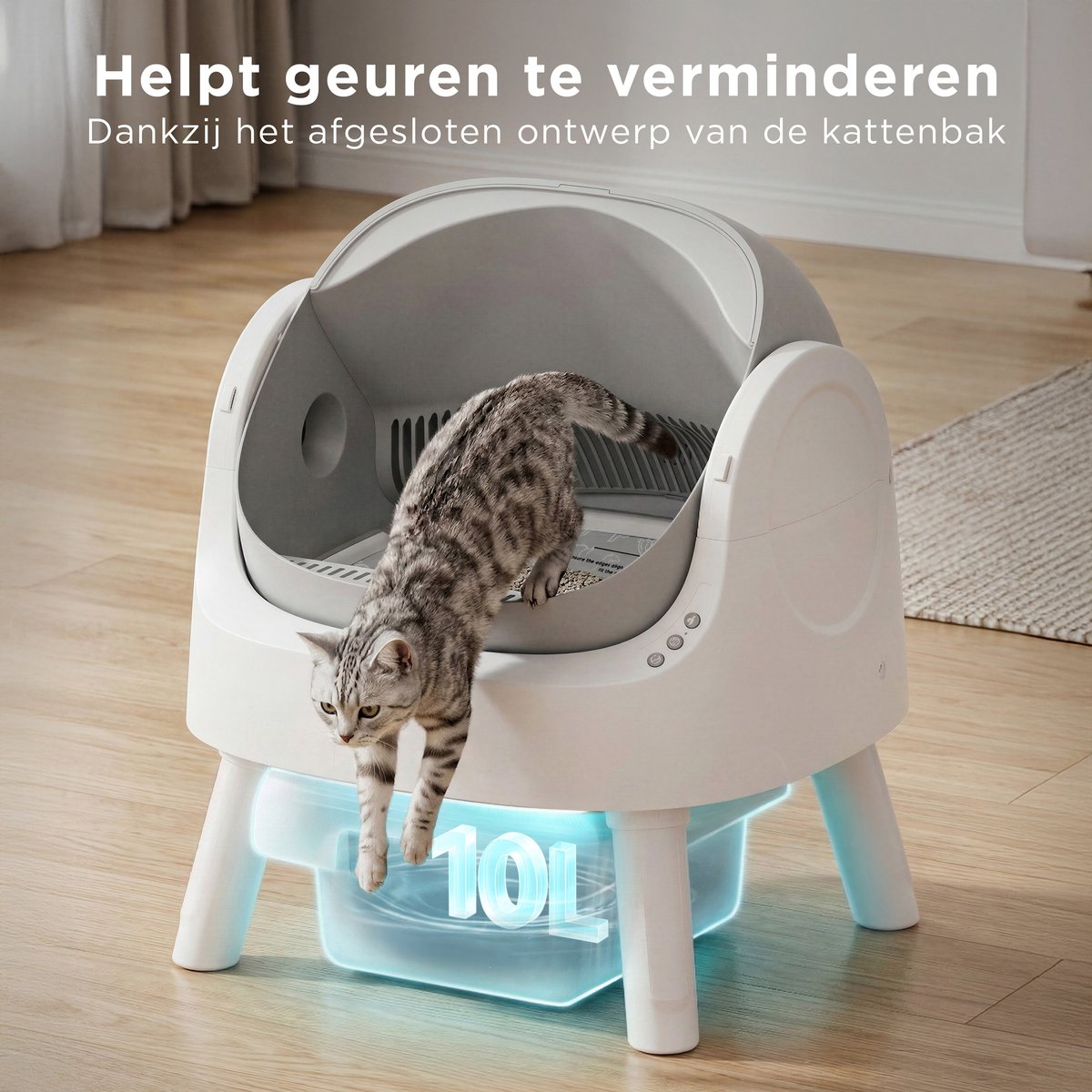 Een cyperse kat klimt uit een witte en grijze zelfreinigende kattenbak.
