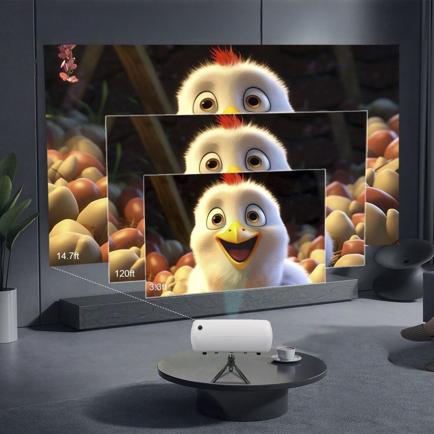 Un proyector blanco proyecta un pollito de dibujos animados en tres pantallas de distintos tamaños.