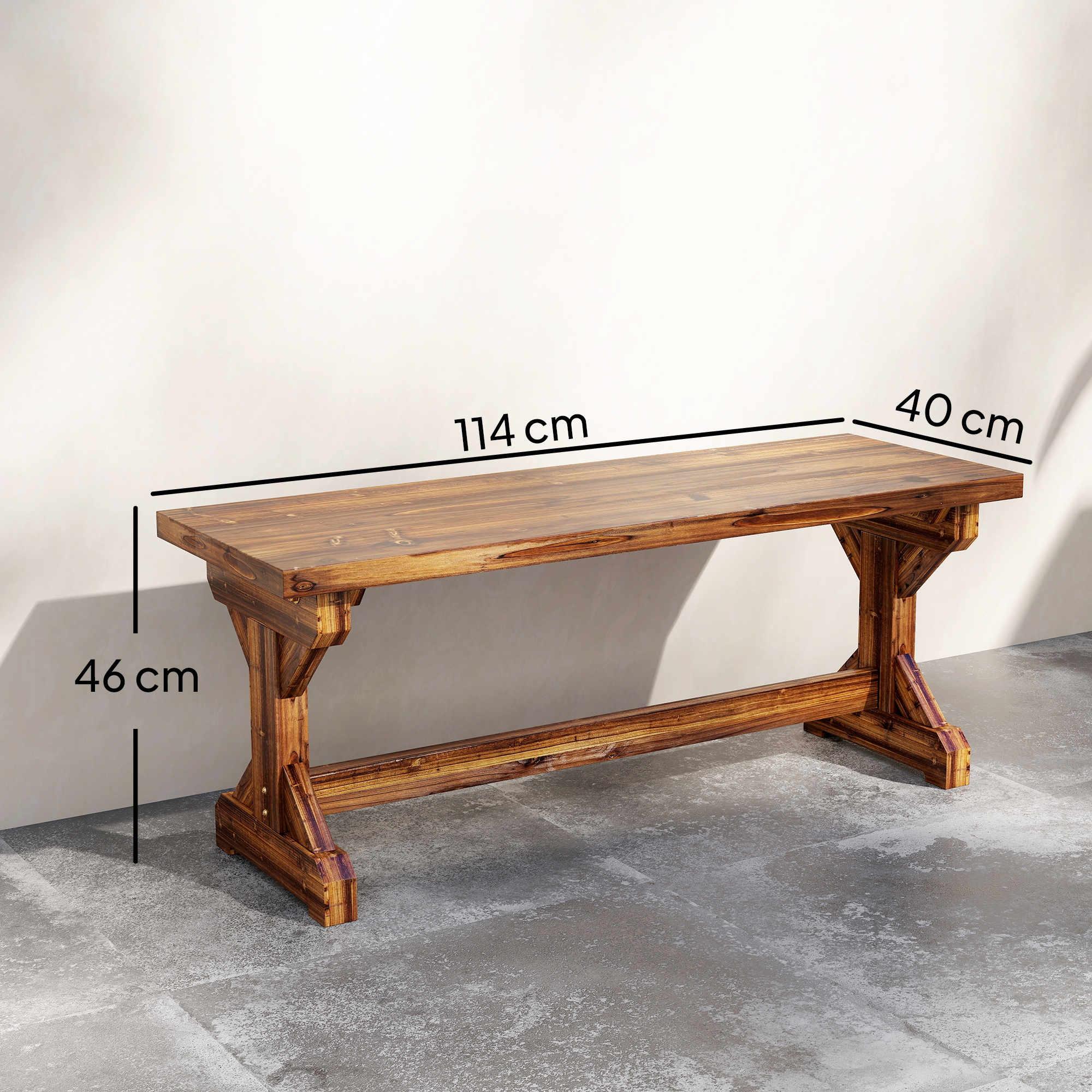 Tavolo in legno, 114x40x46 cm, con gambe robuste su pavimento in cemento.