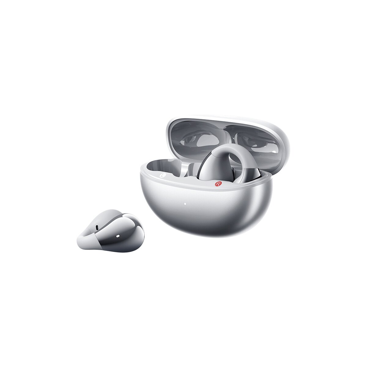 Auricolari wireless bianchi e il loro astuccio di ricarica argentato, su sfondo bianco.