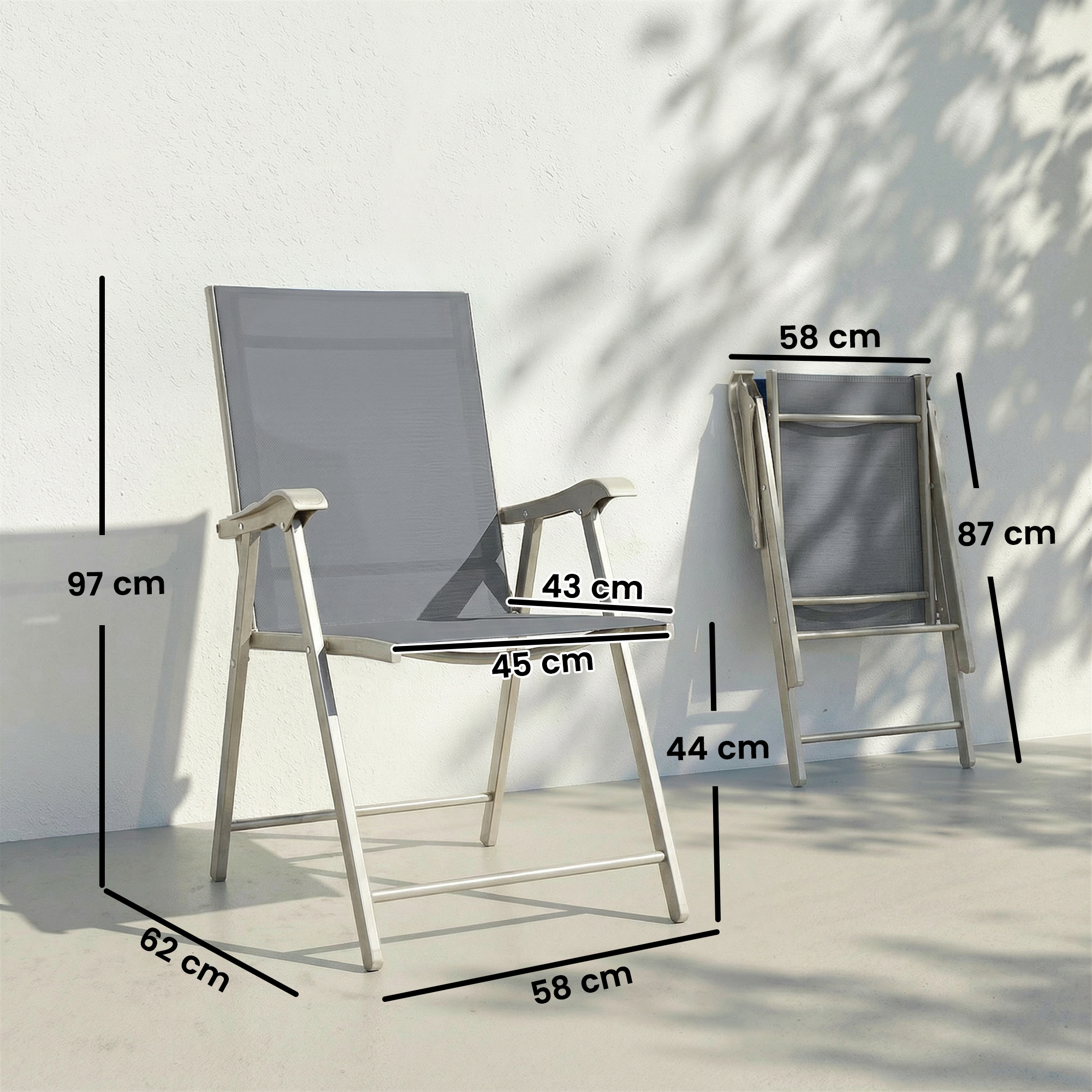 Se muestra una silla plegable gris con dimensiones junto a una silla plegada.