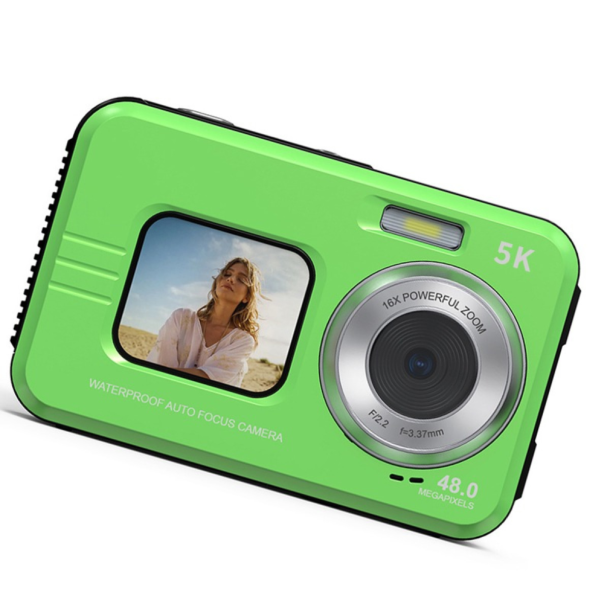 Fotocamera digitale verde zoom 16x, 5K, 48MP. Immagine donna su sabbia.