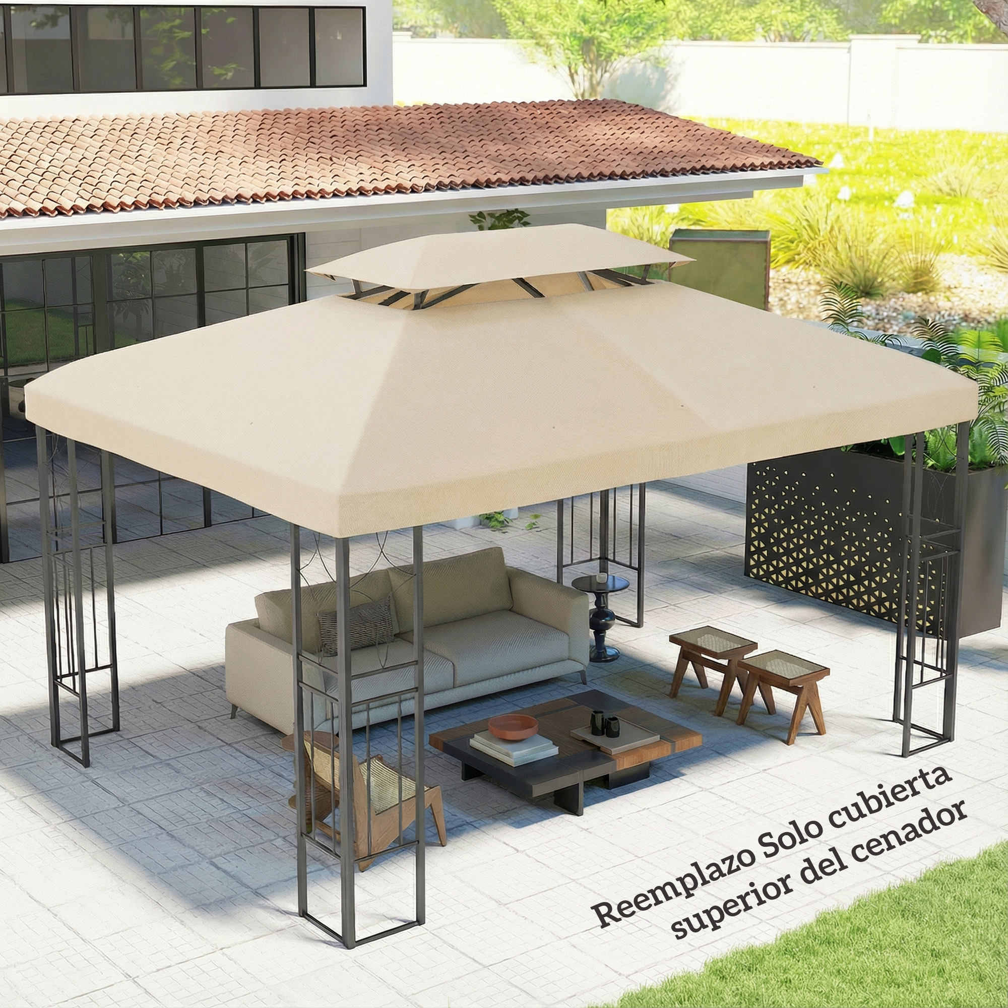 Cenador beige con sofá, mesa de centro y taburetes de madera en patio pavimentado.