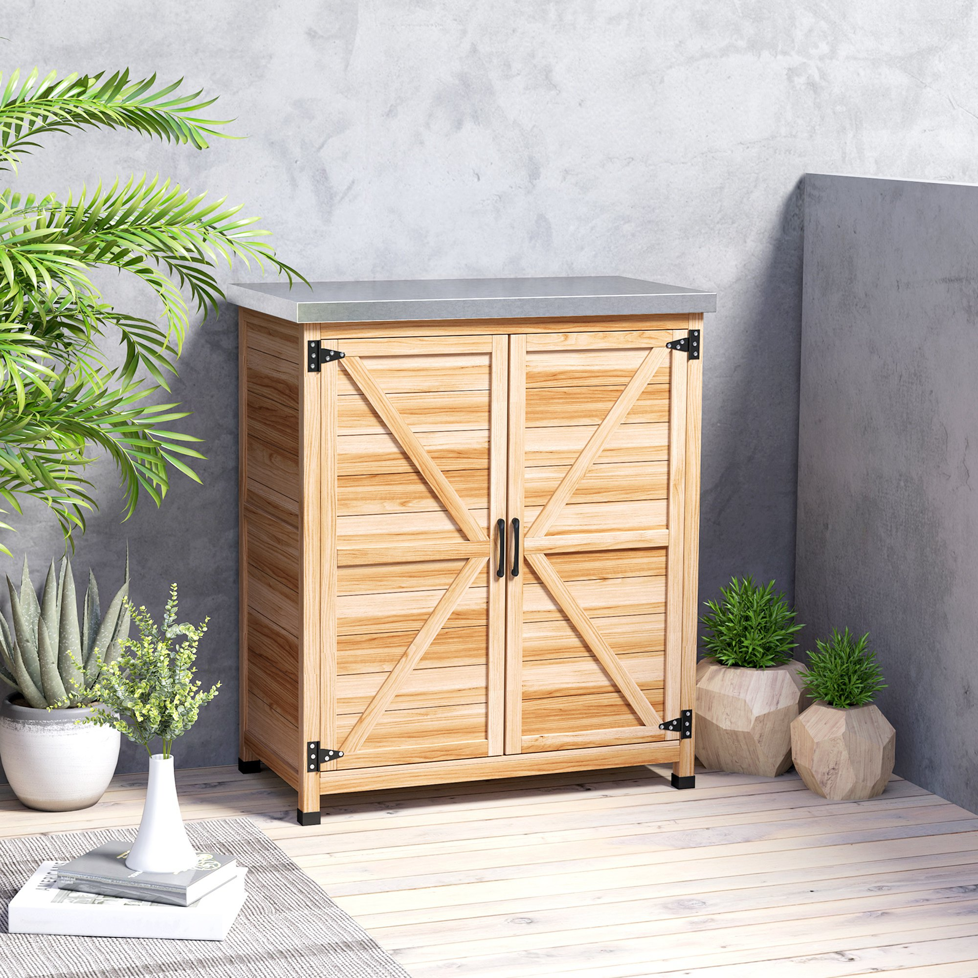 Un gabinete de madera con puertas dobles y detalles metálicos está sobre un suelo de madera.