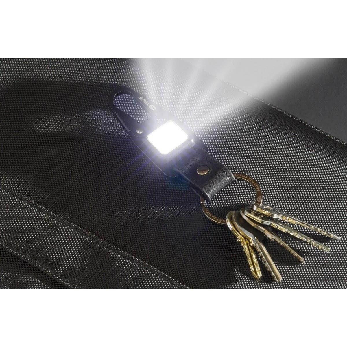 Un portachiavi nero con luce LED illuminata e diverse chiavi.