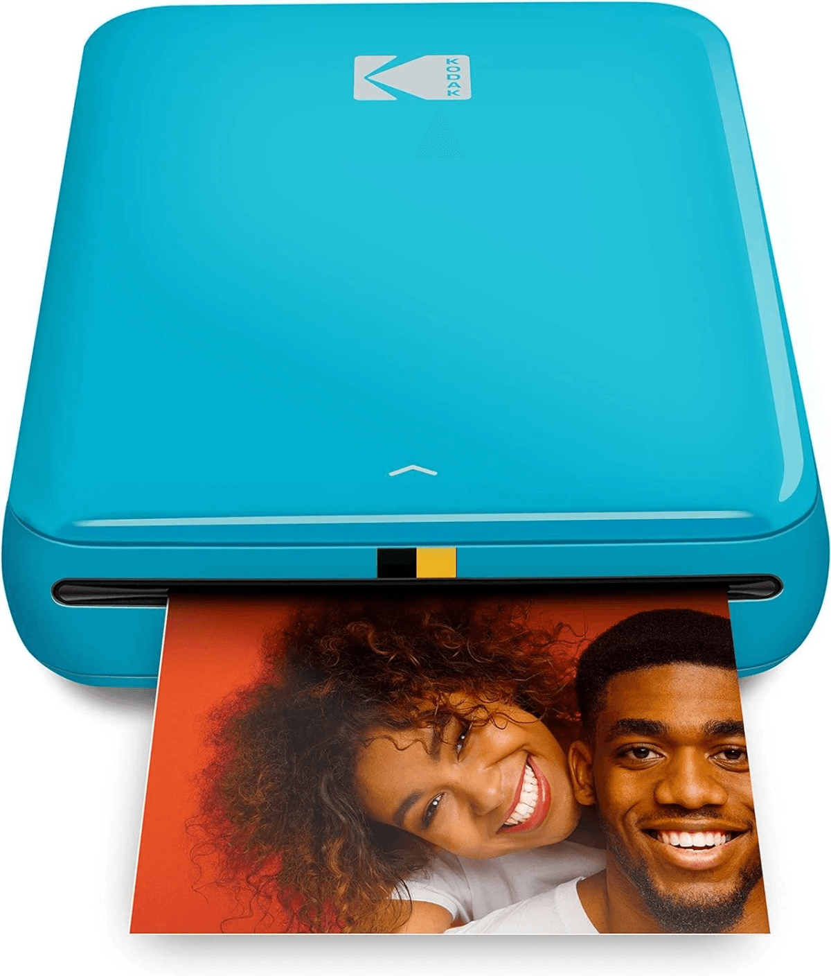 Una stampante Kodak ciano stampa una foto di una coppia sorridente.