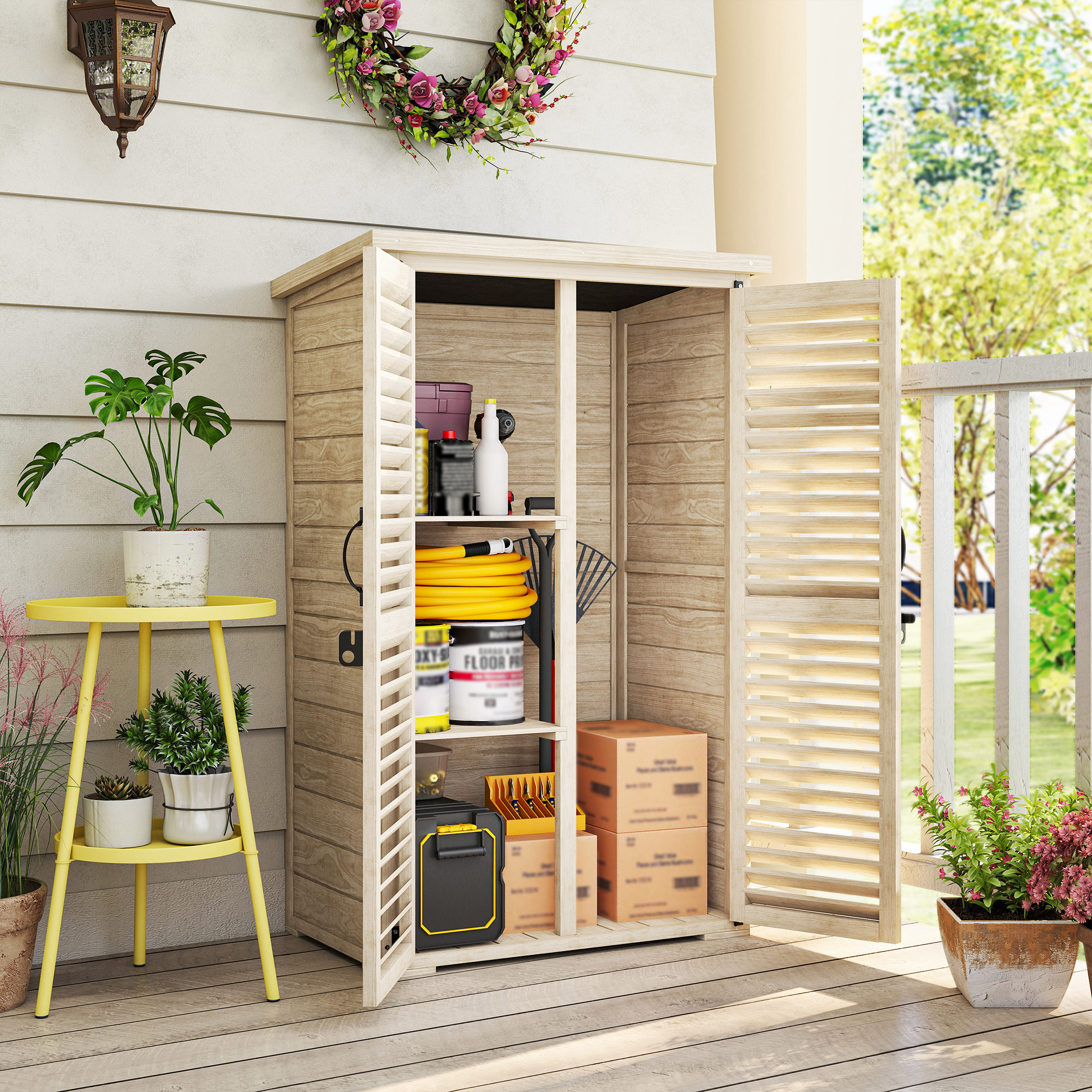 Un cobertizo de madera con puertas abiertas en un porche, lleno de herramientas y cajas.