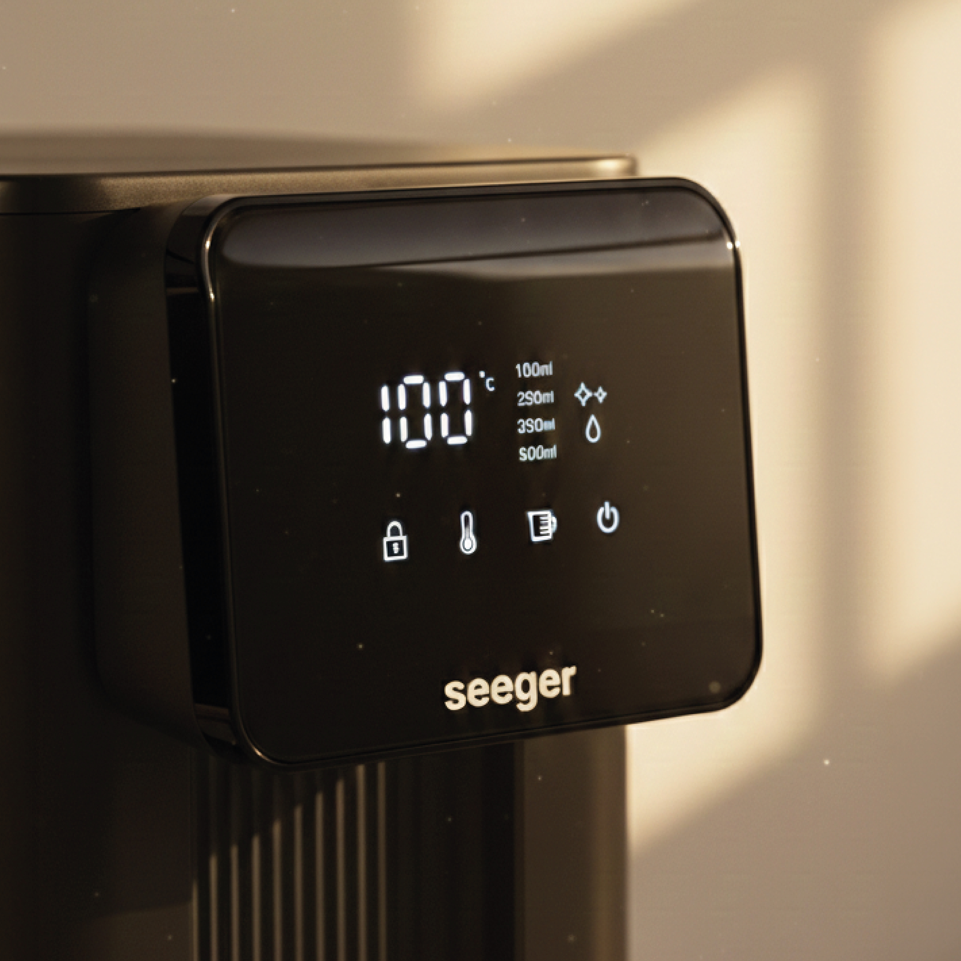 Digital display shows 100 degrees C and volume options on a black Seeger device.