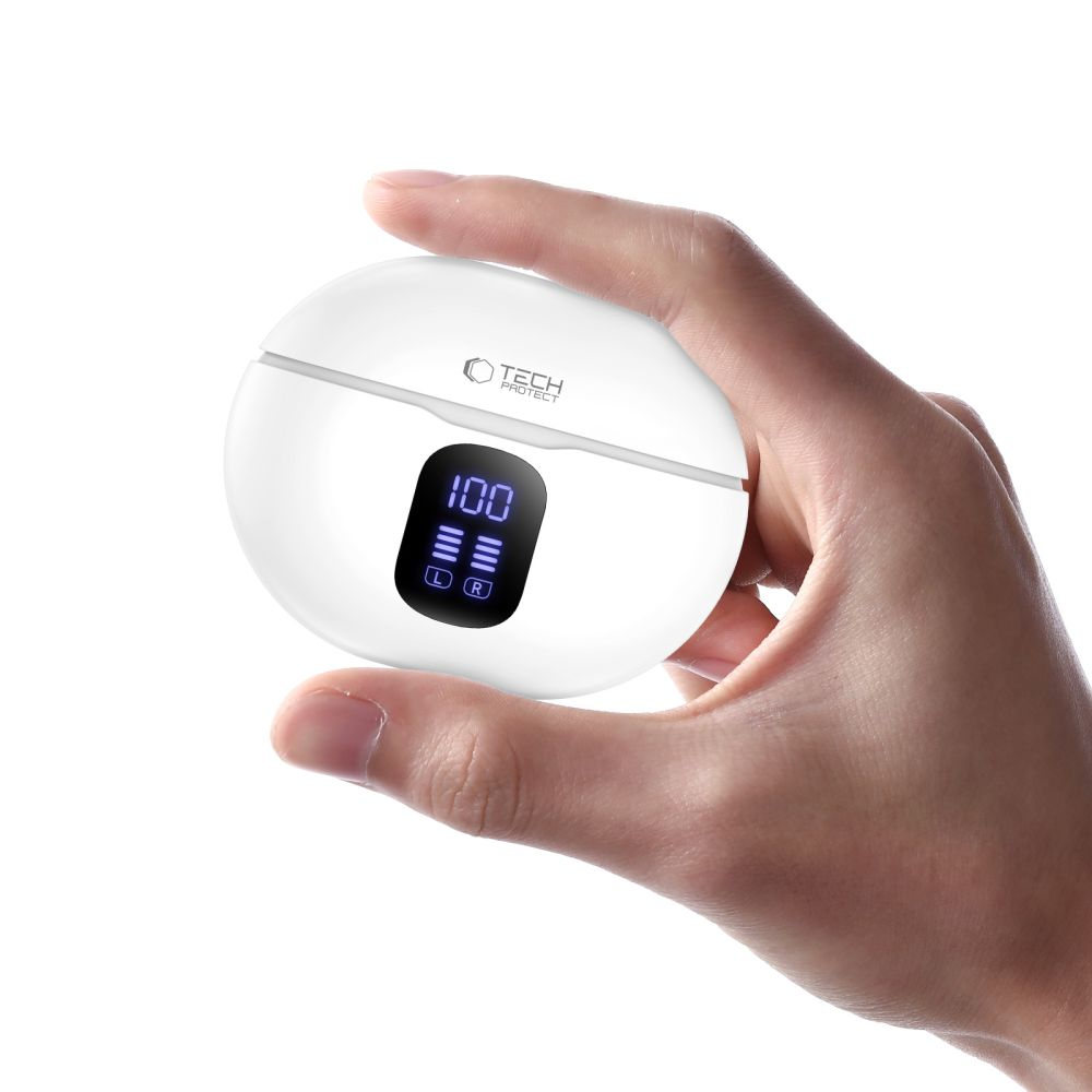 Una mano tiene un astuccio di ricarica bianco per auricolari wireless con display digitale.