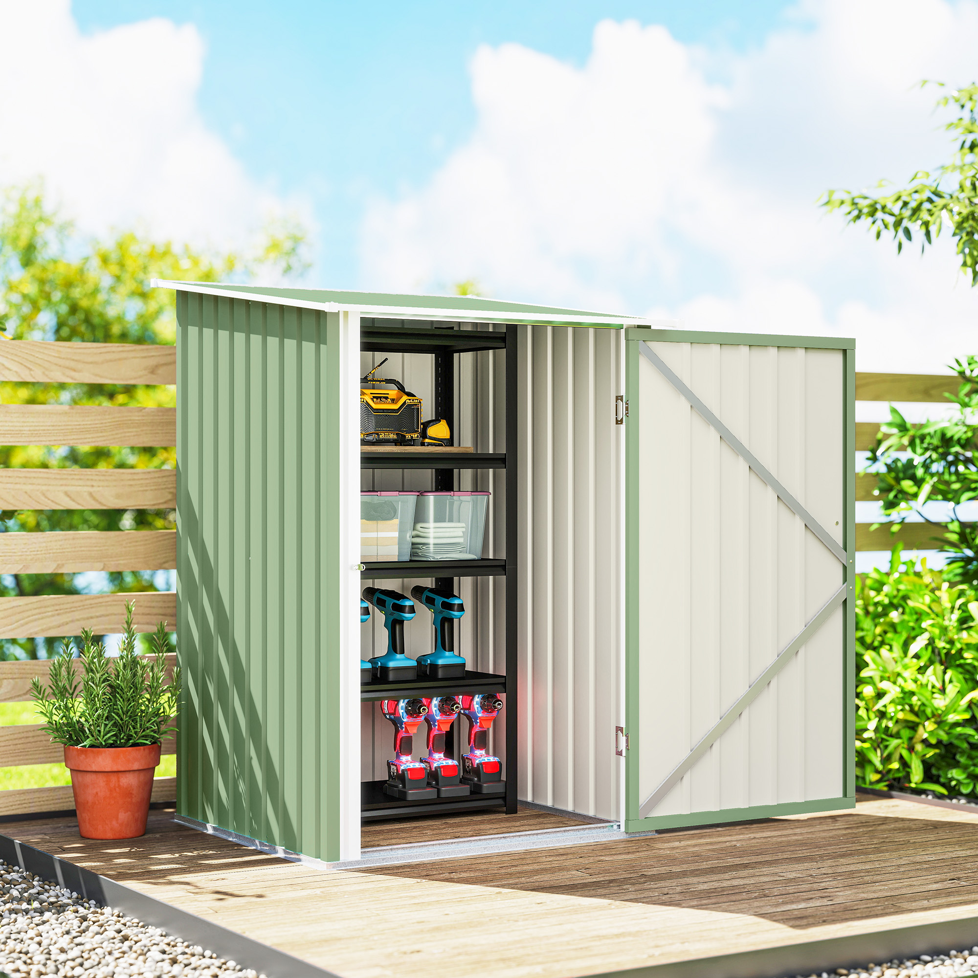 Caseta de jardín verde con puertas abiertas, herramientas y cajas de almacenamiento.