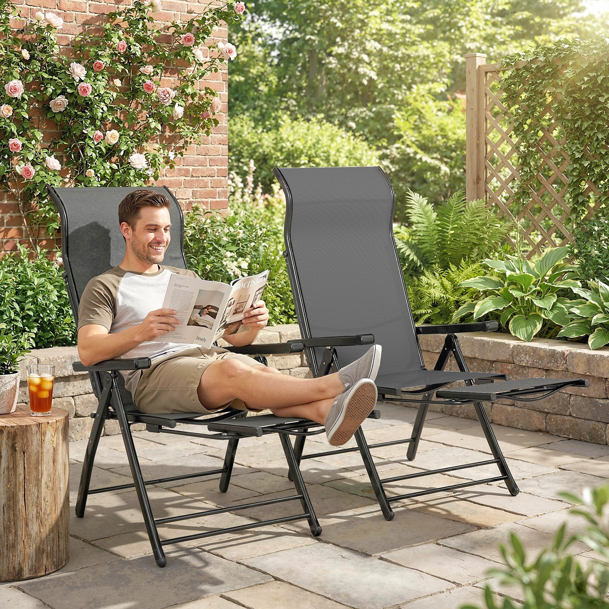 Hombre relajándose en una silla leyendo una revista al aire libre con una bebida.
