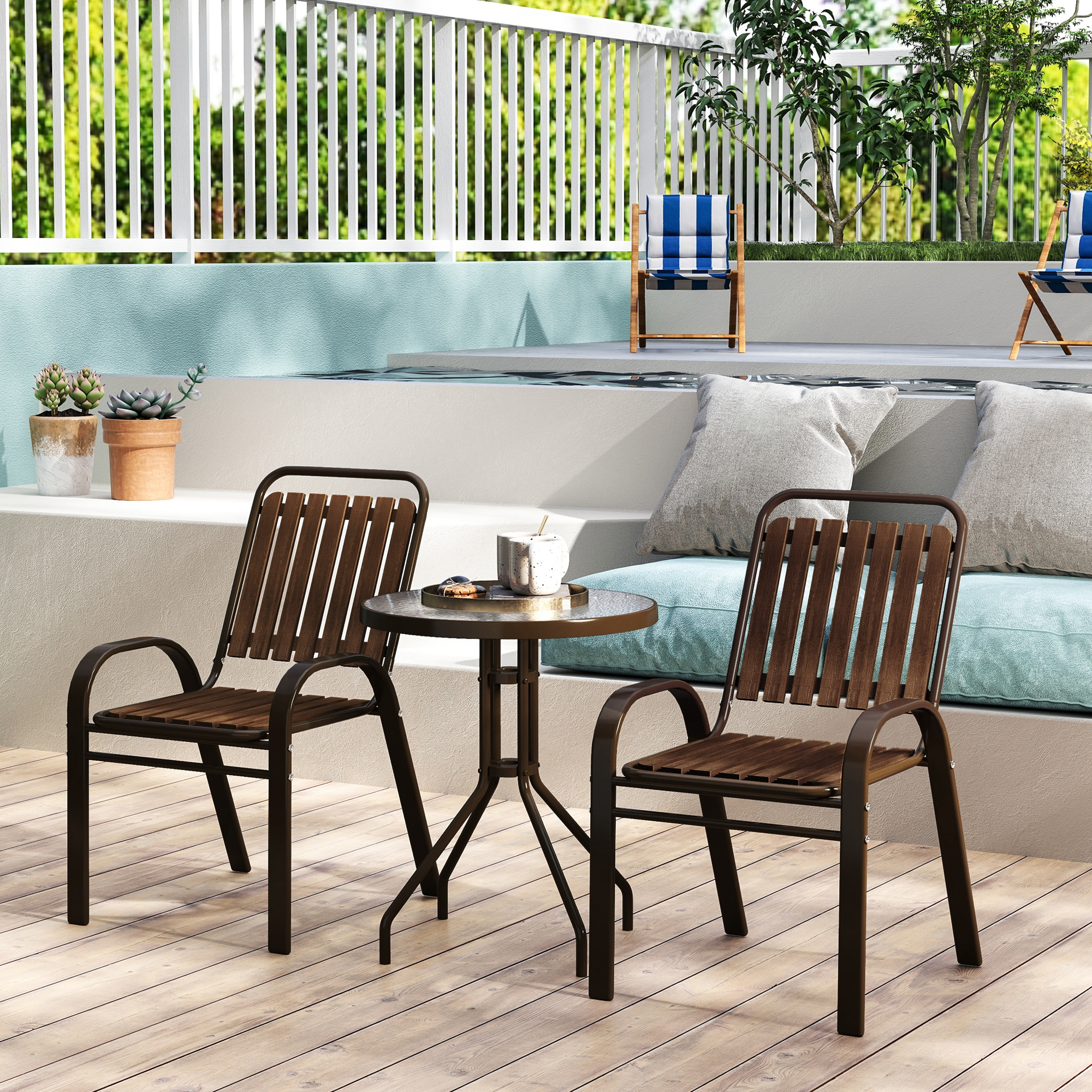 Dos sillas marrones de madera y una mesa con taza y galletas en una terraza de madera.