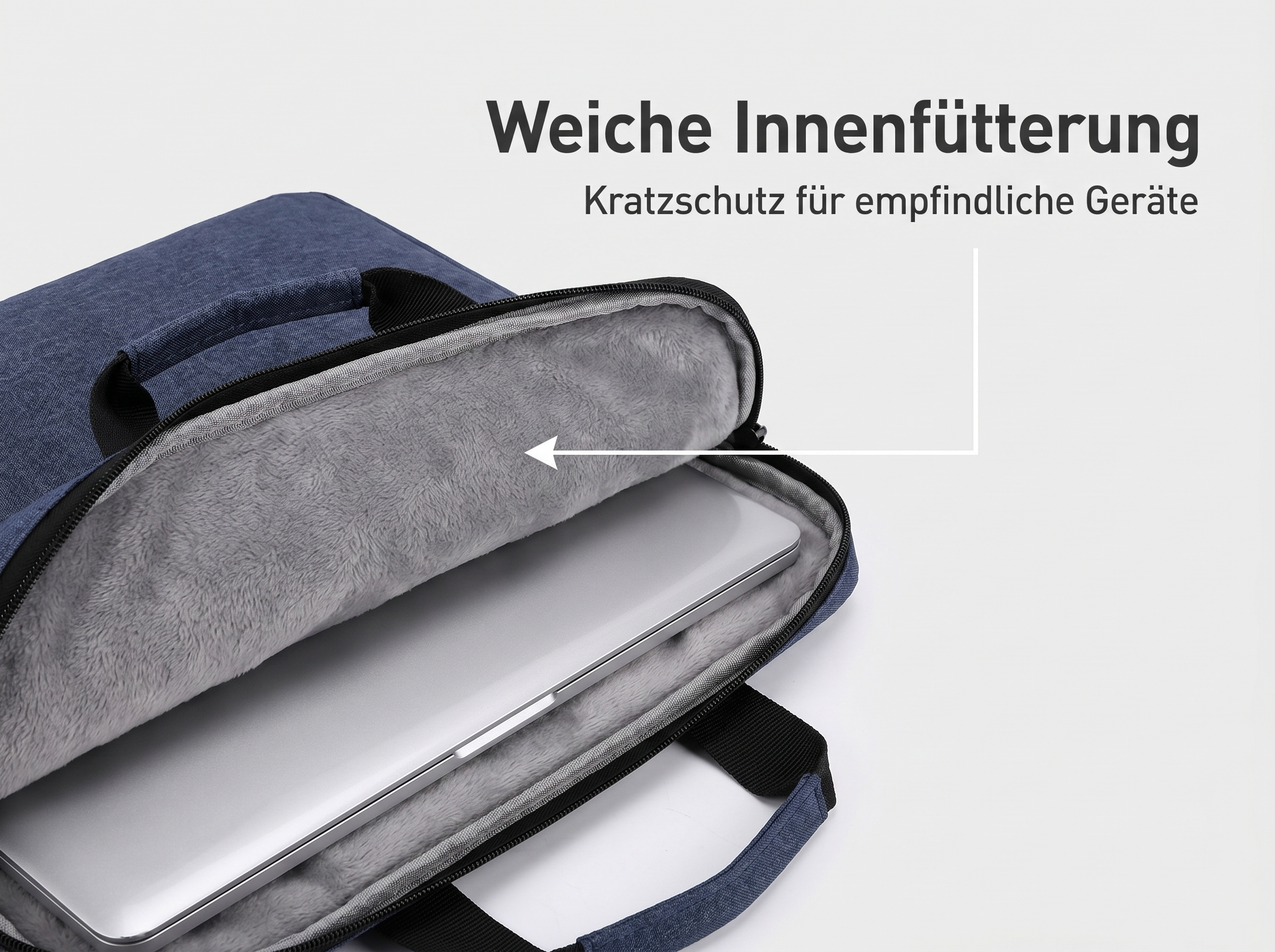 Eine weiche, gefütterte Laptoptasche aus blauem Stoff mit einem silbernen Laptop.
