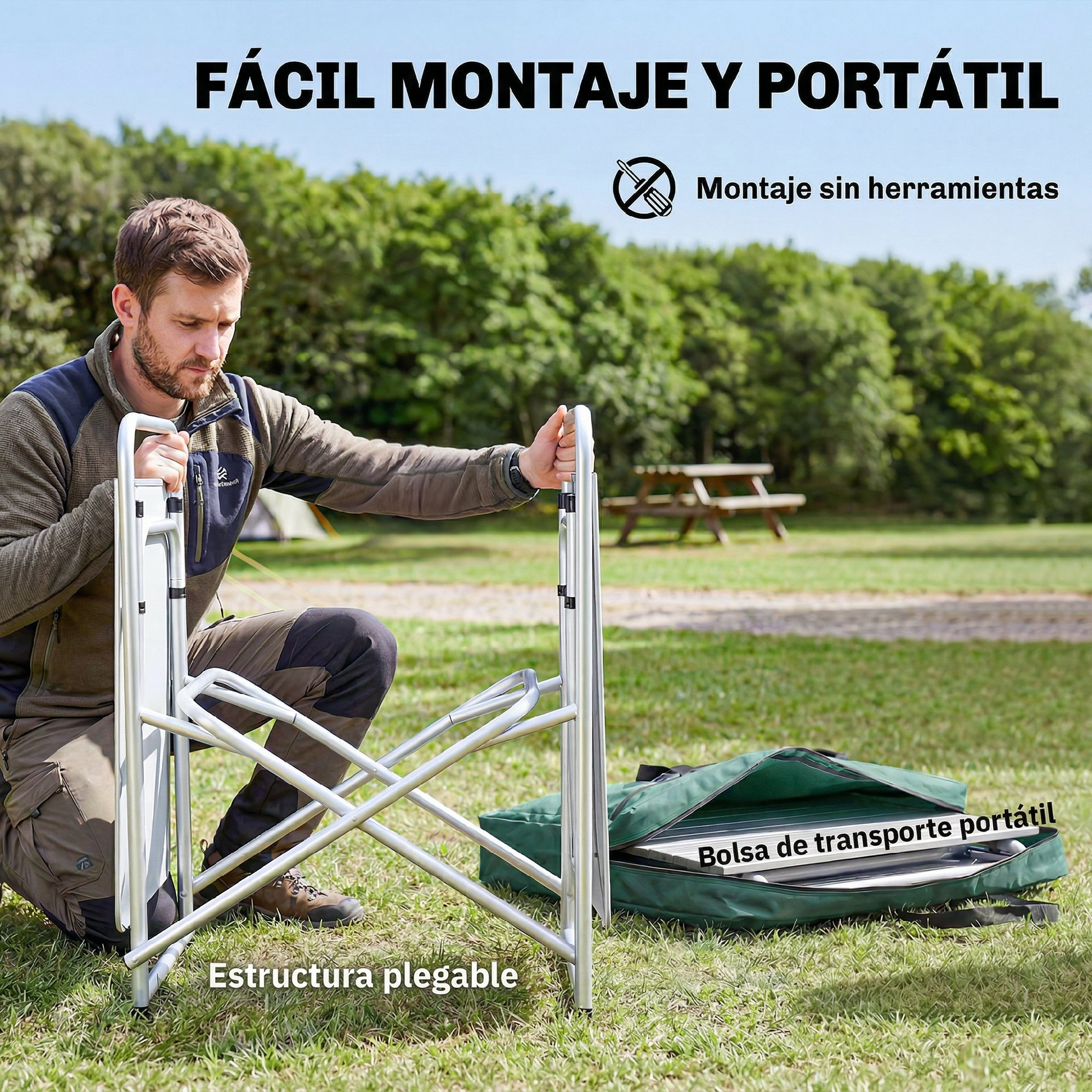 Un hombre se arrodilla en el césped sosteniendo una estructura metálica plegable. Una bolsa de transporte verde está al lado.