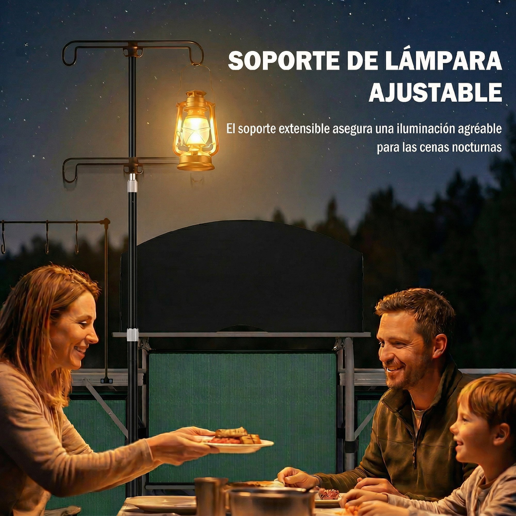 Familia disfruta cena al aire libre bajo lámpara.