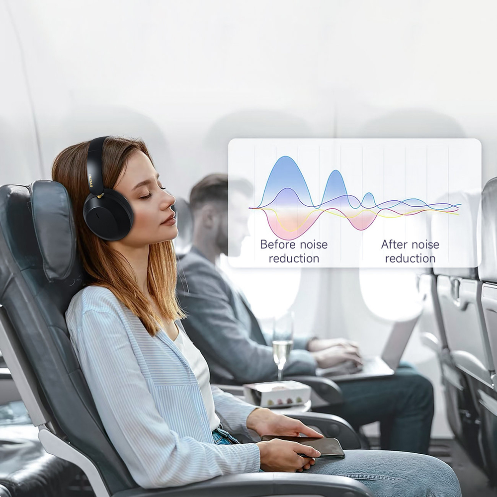 Donna con cuffie in aereo, grafico di riduzione del rumore.