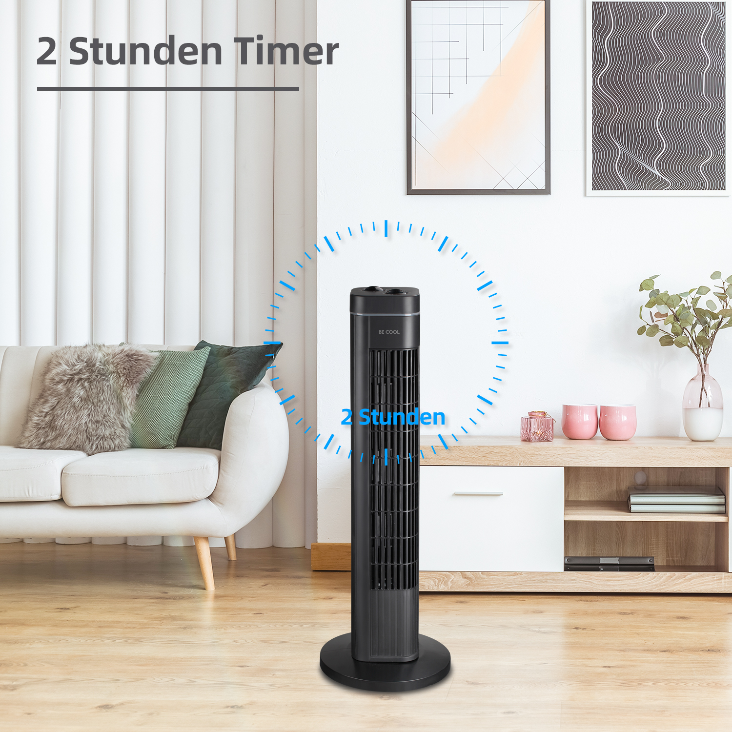Schwarzer Turmventilator in einem modernen Wohnzimmer mit Sofa und Kommode.