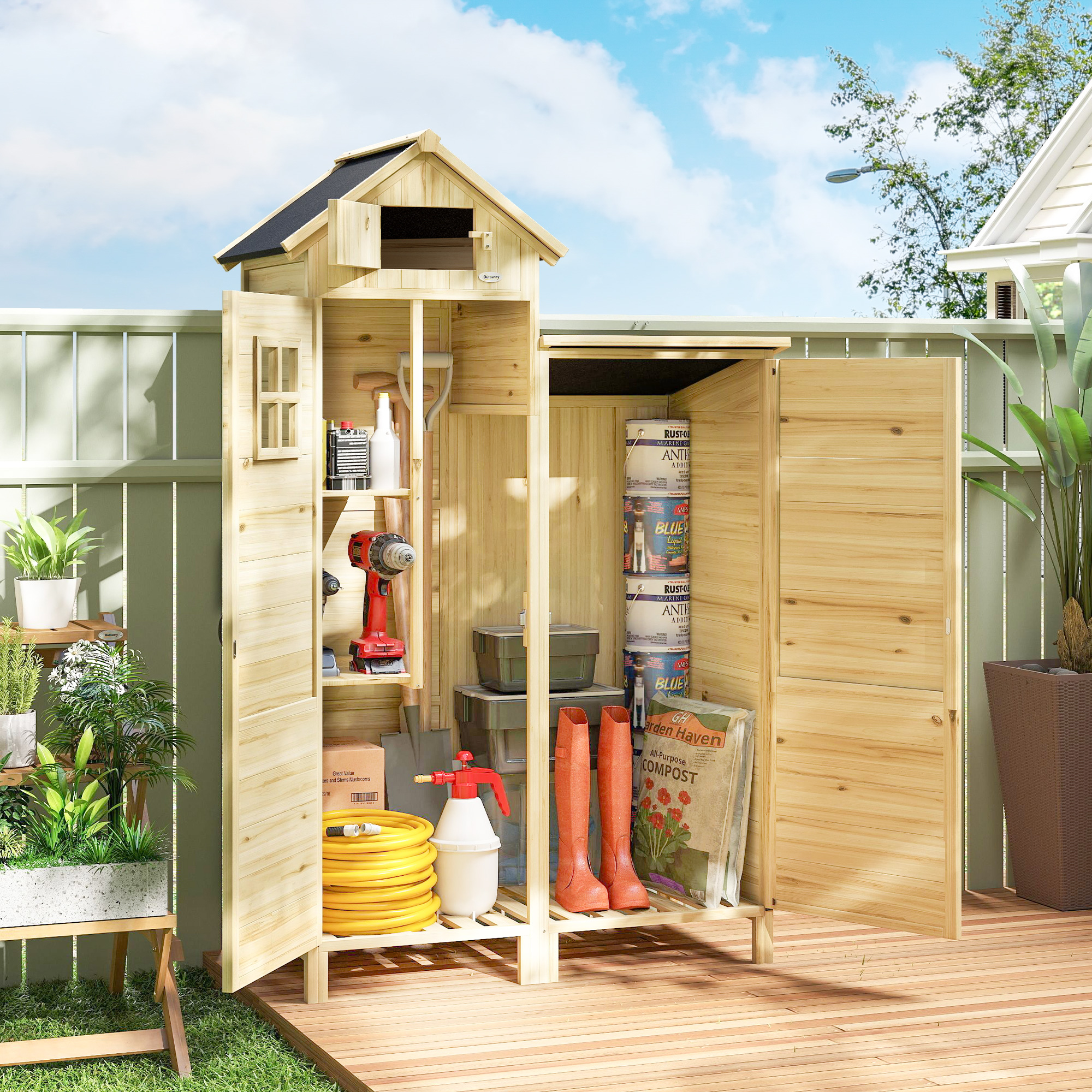 Cobertizo de madera con puertas abiertas, lleno de herramientas y pintura.