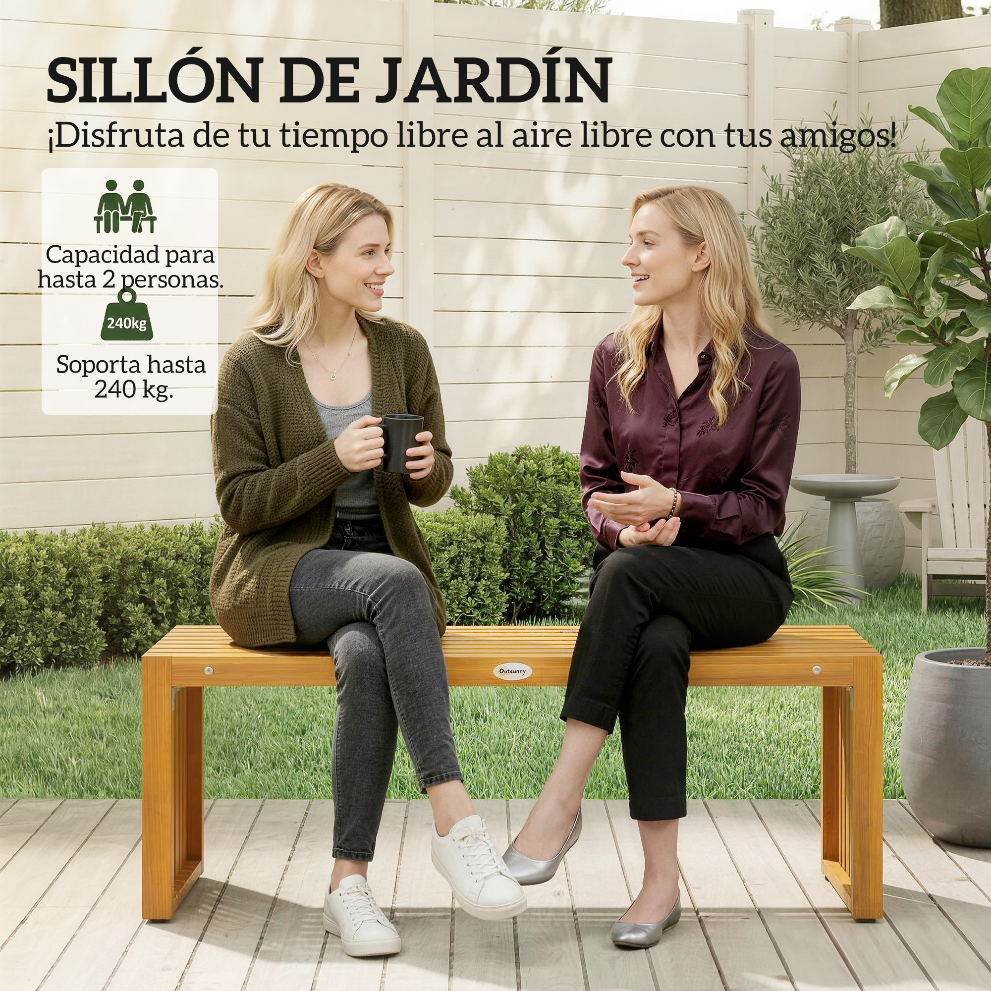 Dos mujeres sentadas en un banco de jardín de madera, conversando.