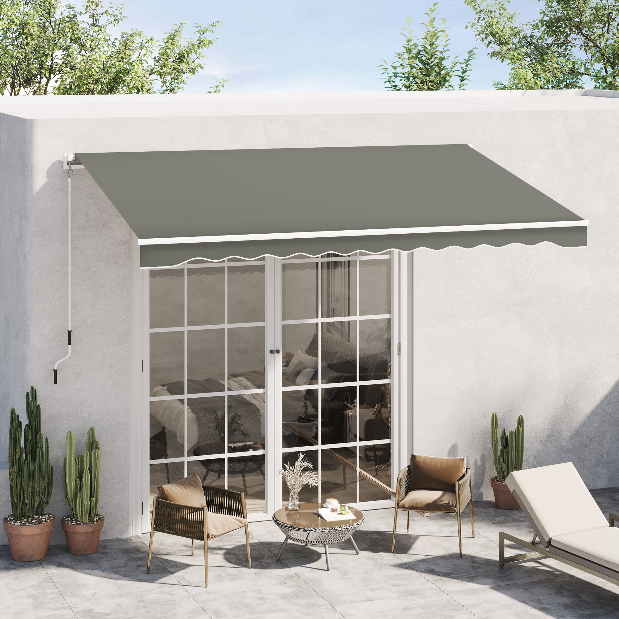 Un toldo gris sobre una puerta de cristal con decoración de cactus y silla en un patio.