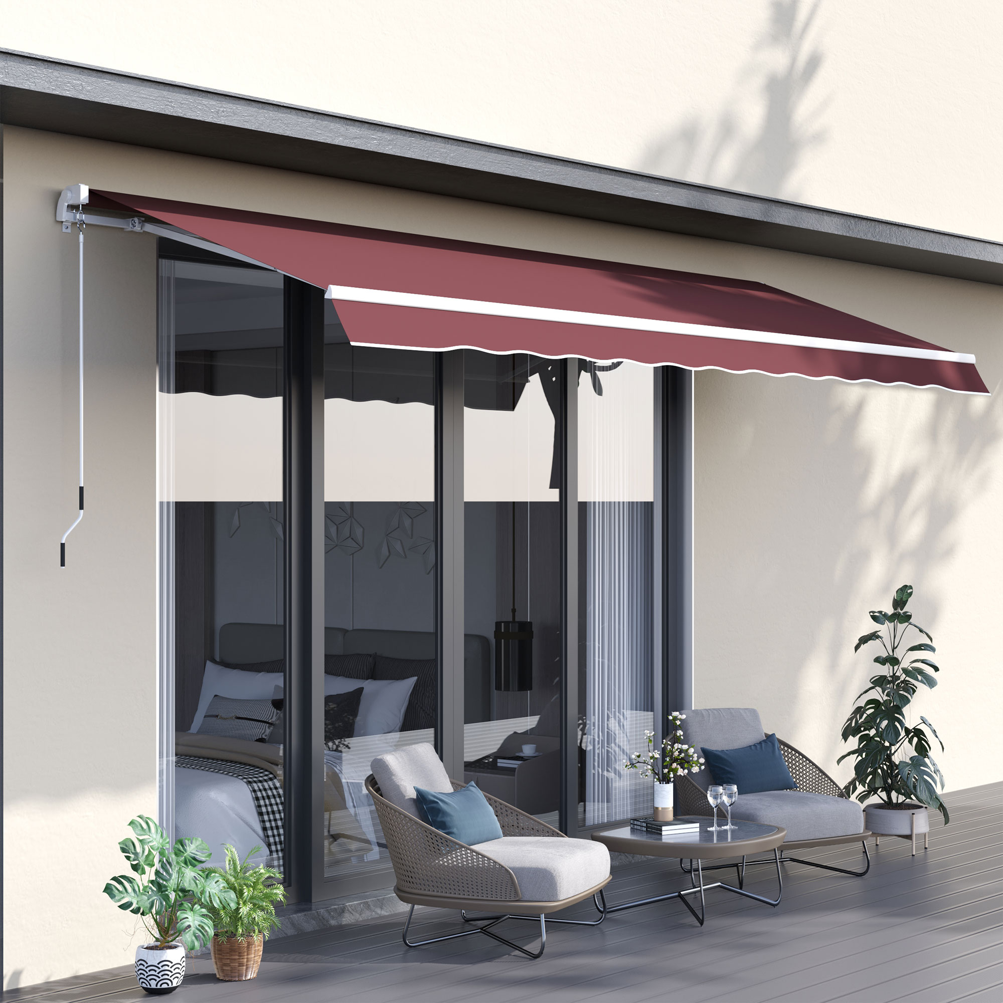 Un toldo rojo oscuro sobre una puerta de cristal con dos sillones y una mesa delante.