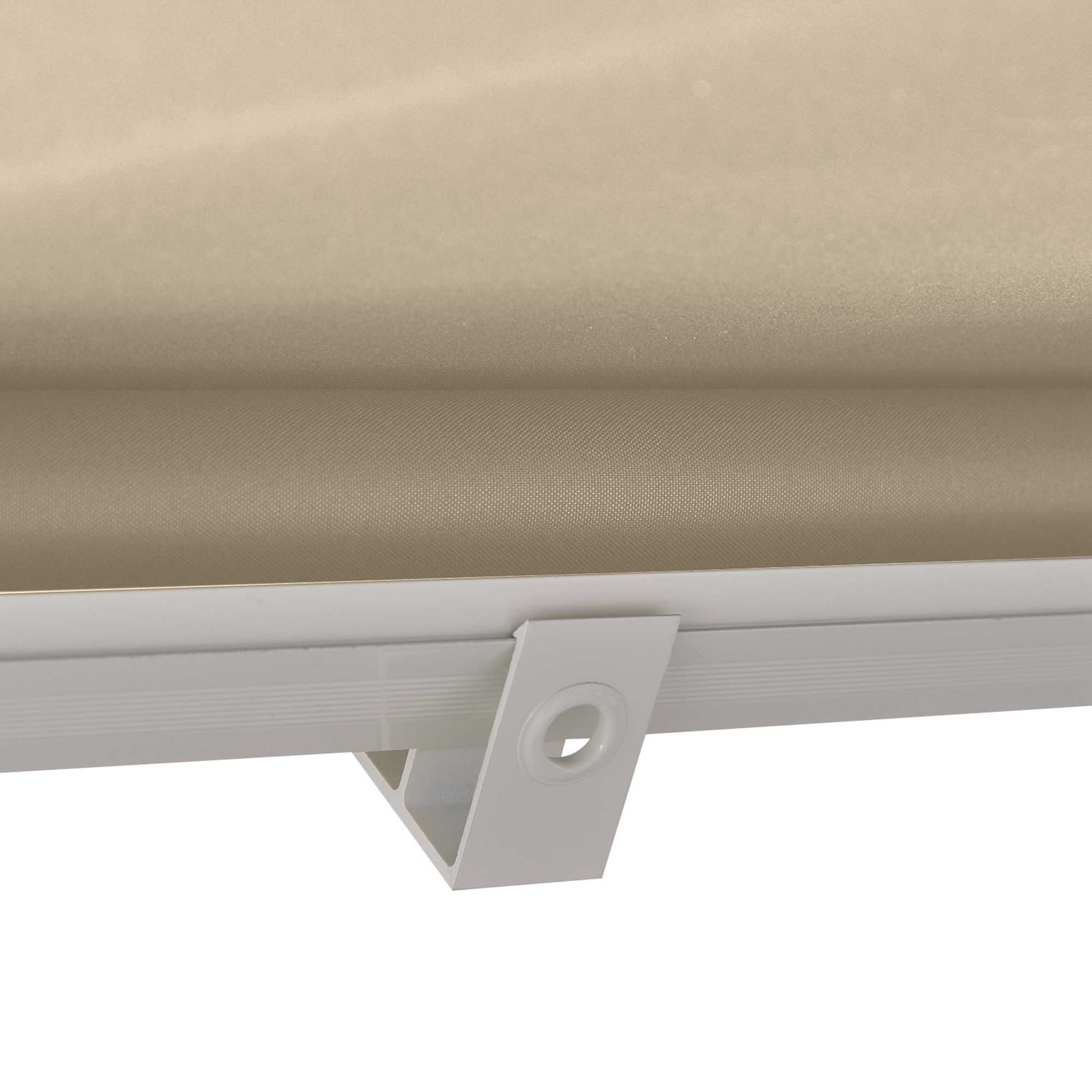 Un tejido de toldo beige está fijado a un soporte blanco.