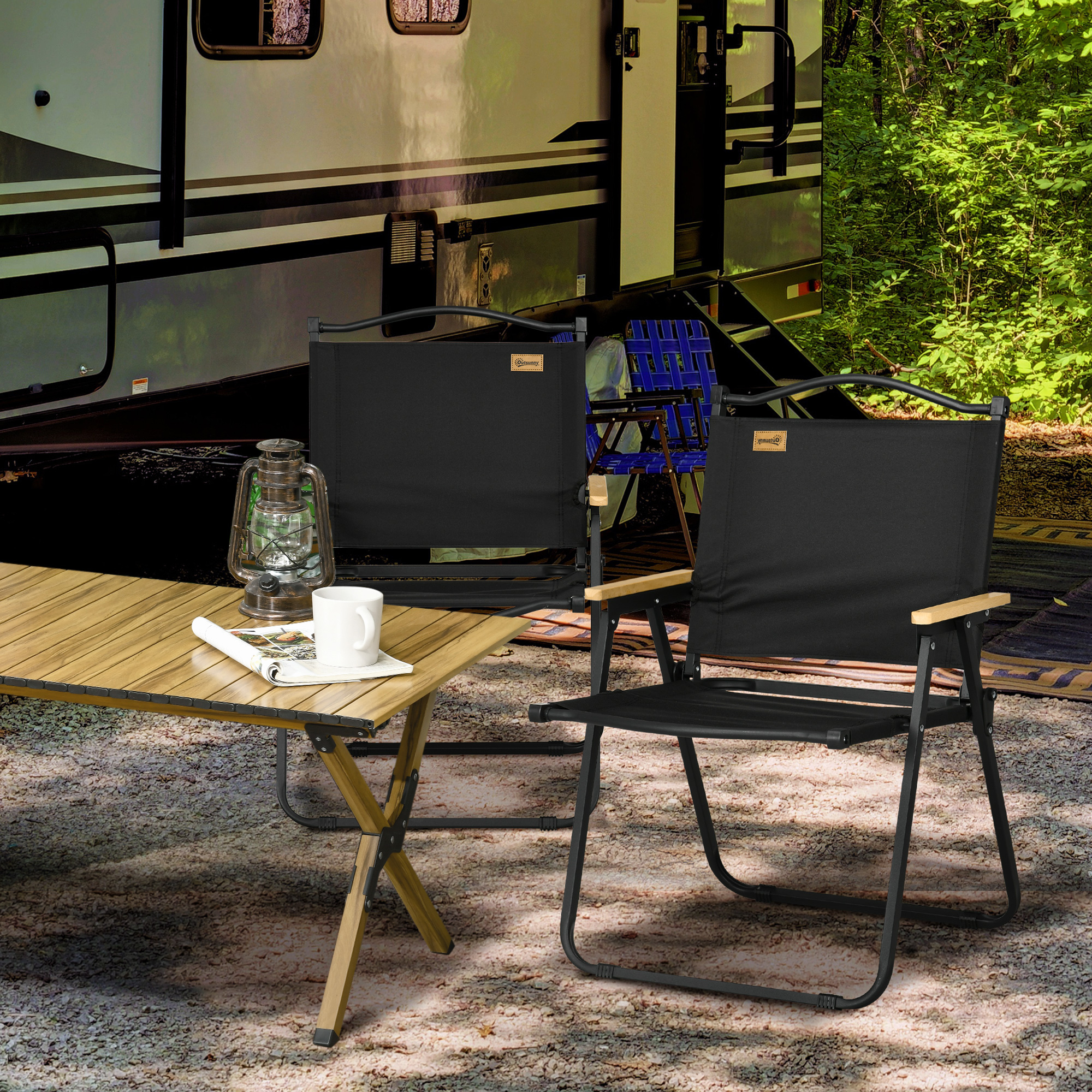 Un camper è parcheggiato in una foresta. Un tavolo pieghevole con tazza e lanterna è davanti.
