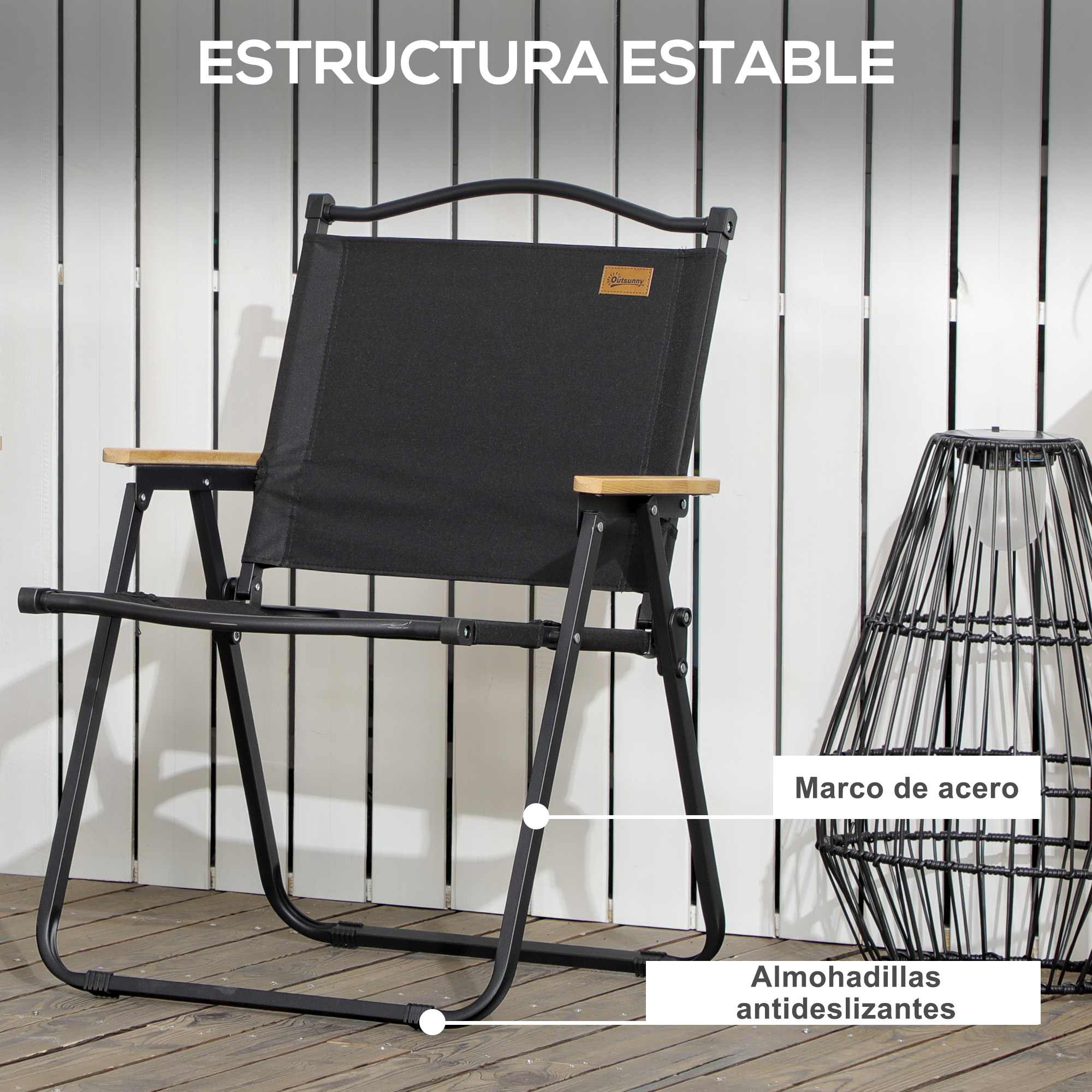 Una silla plegable negra con reposabrazos de madera en una terraza de madera.
