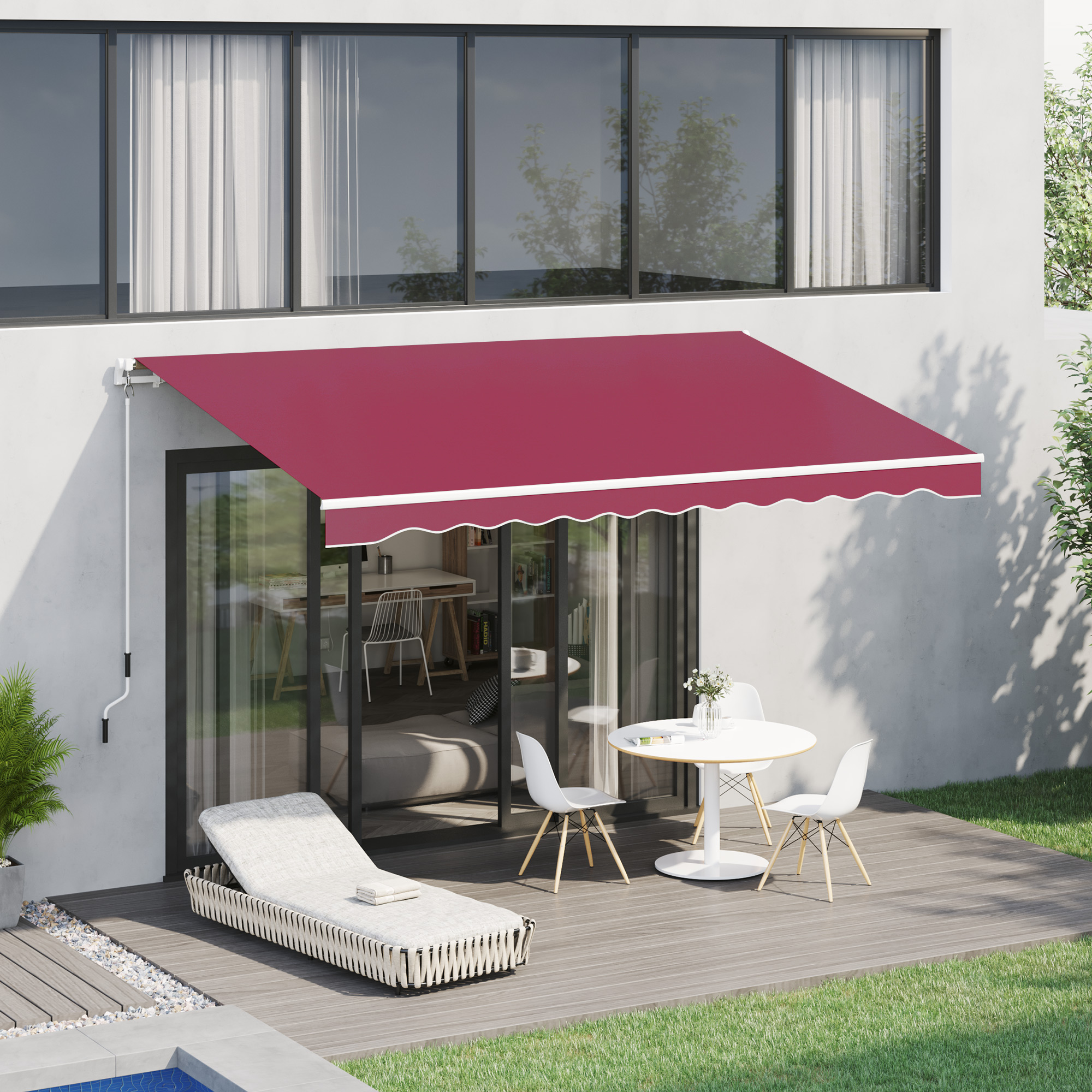 Un toldo burdeos cubre un patio con mesa, sillas y tumbona.