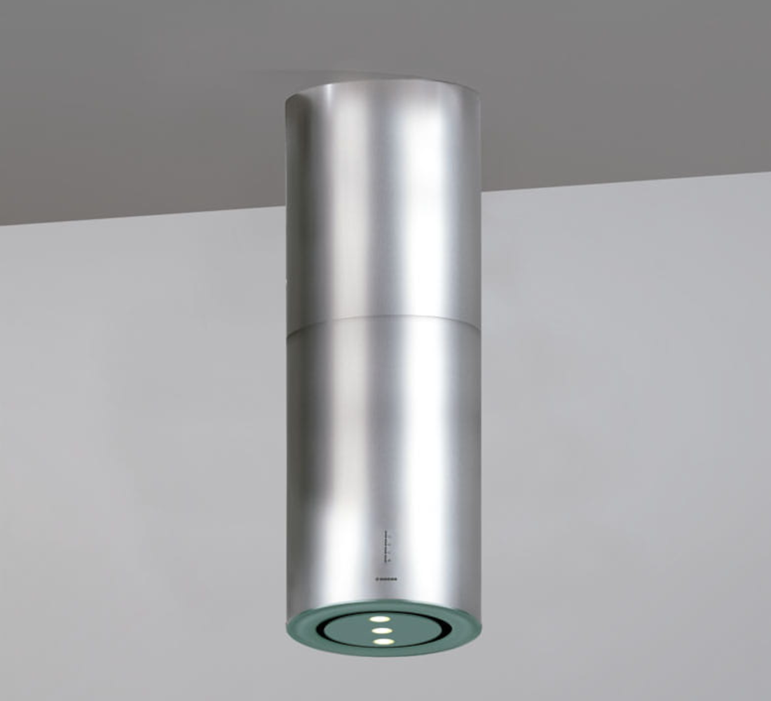 Cylindryczny okap ze szczotkowanego metalu zwisa z sufitu.
