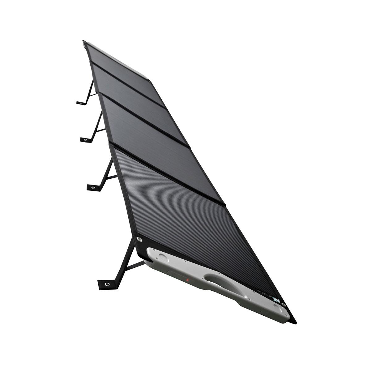 Ein aufgestelltes, schwarzes Solarpanel mit Metallständern auf weißem Hintergrund.