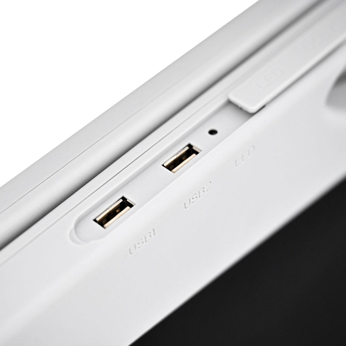 Nahaufnahme von zwei USB-Anschlüssen und LED-Anzeigen auf einem weißen Gerät.