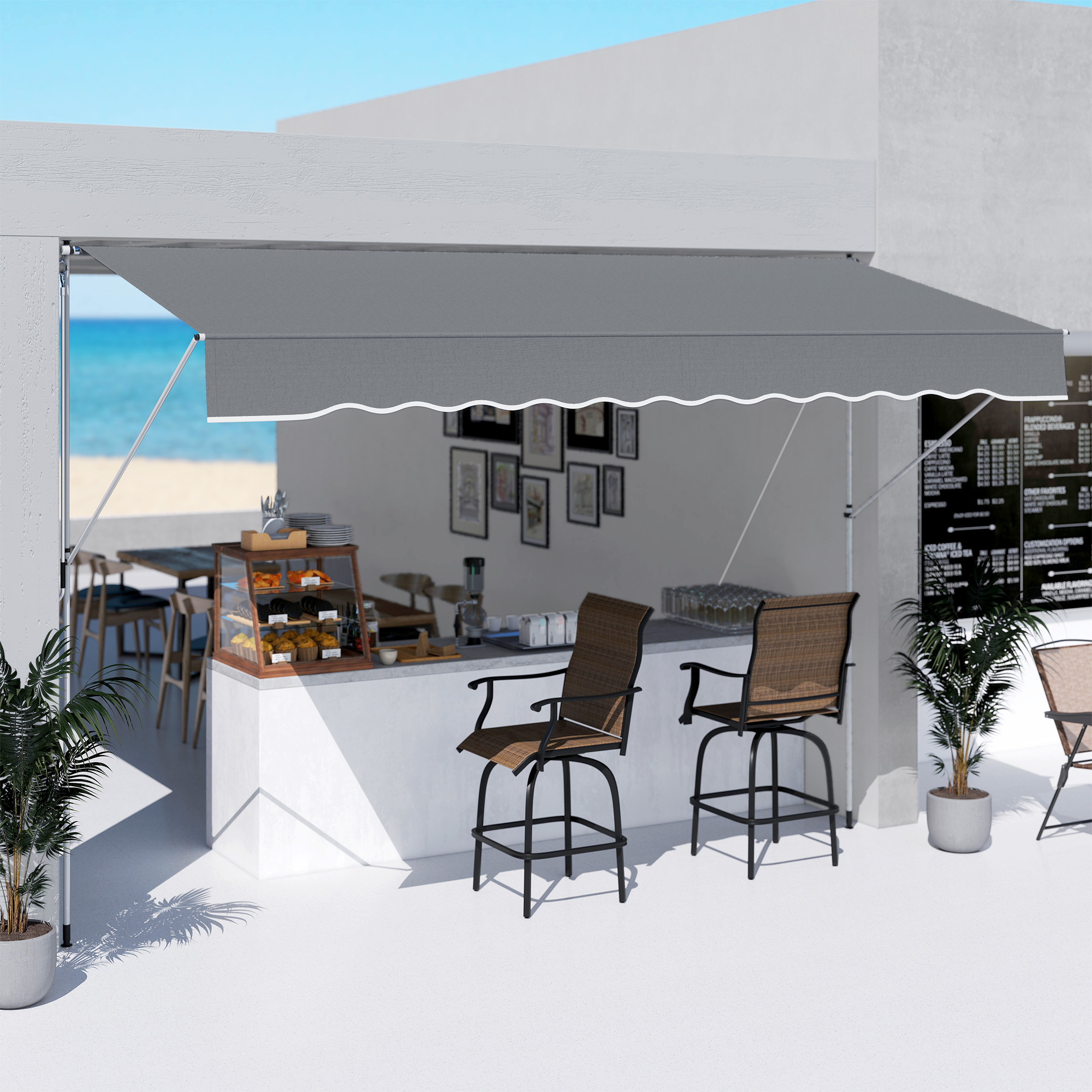 Un café junto al mar con toldo gris, mostrador, taburetes y zona de asientos.