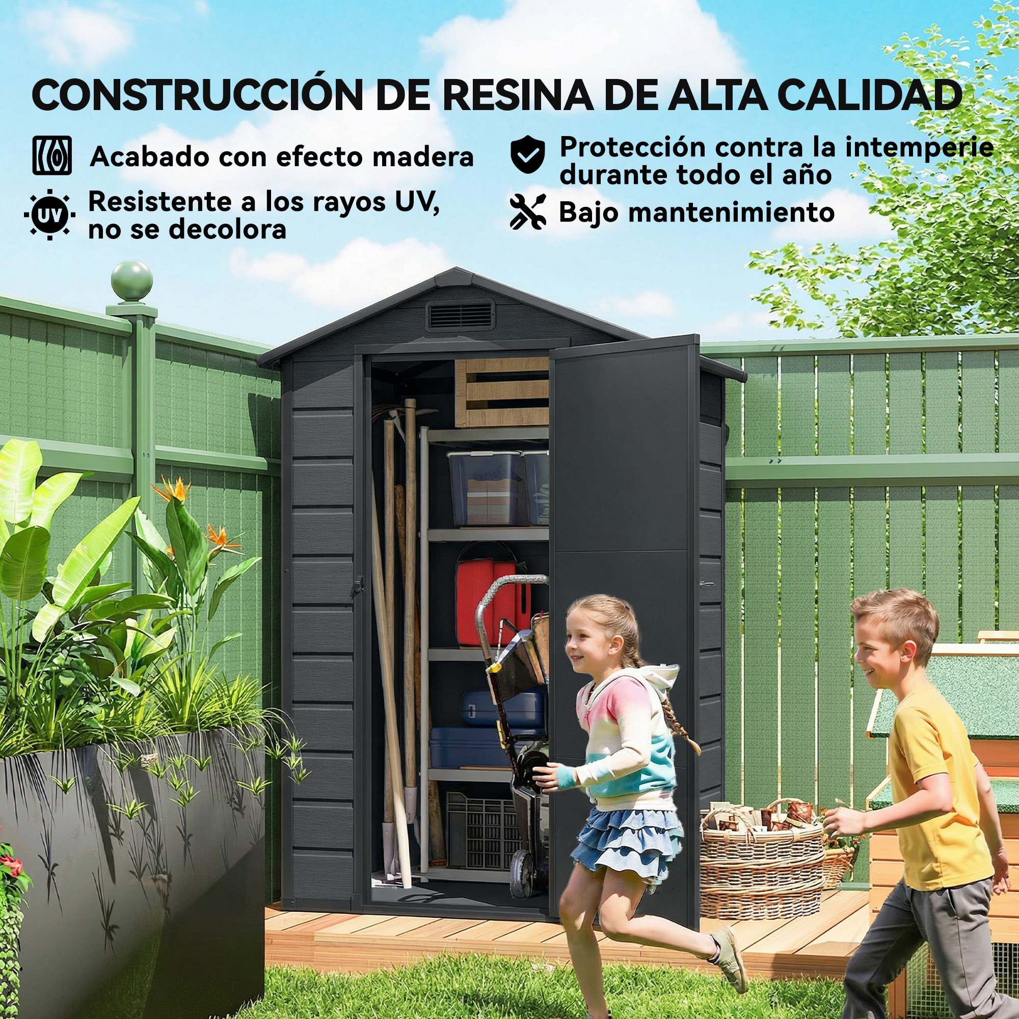 Niños corren sobre césped frente a un cobertizo oscuro con puertas abiertas.