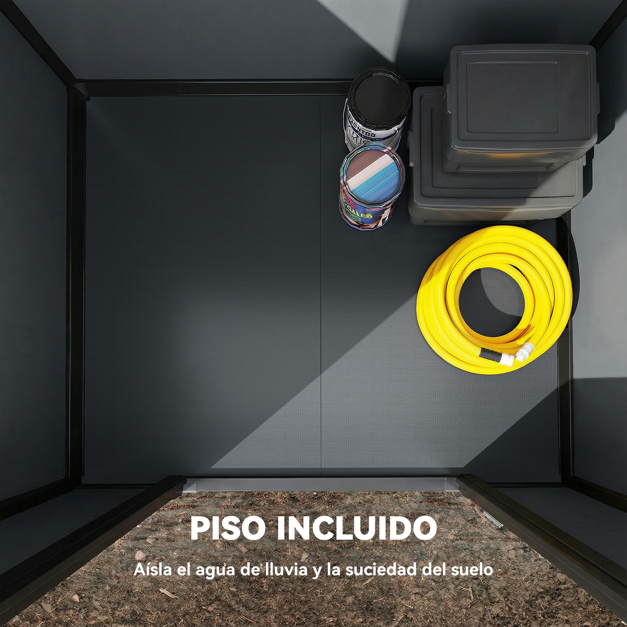 Paredes grises, suelo, cubos de pintura, cajas y manguera amarilla.