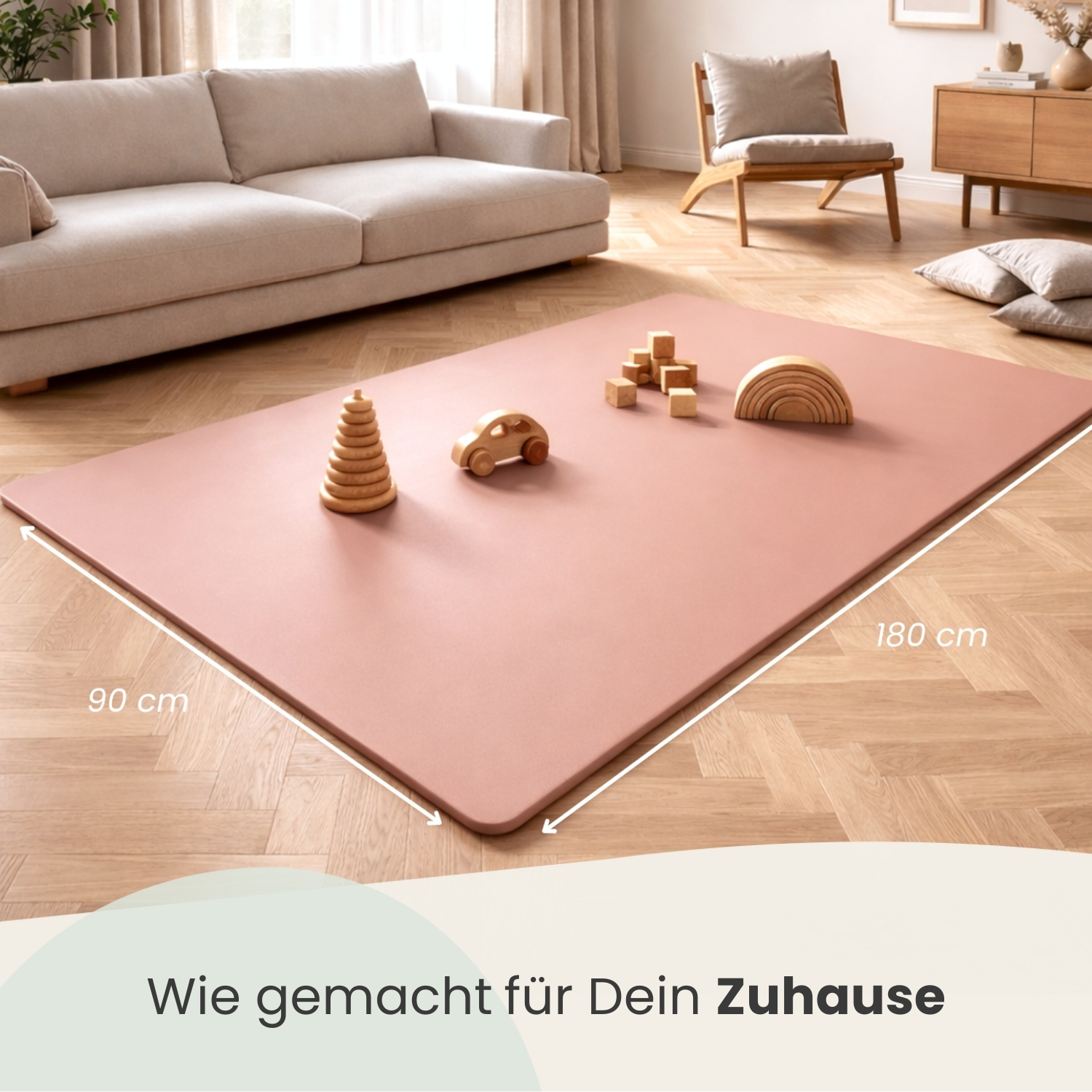 Ein rosafarbener Spielteppich (90x180 cm) mit Holzspielzeug in einem Wohnzimmer.