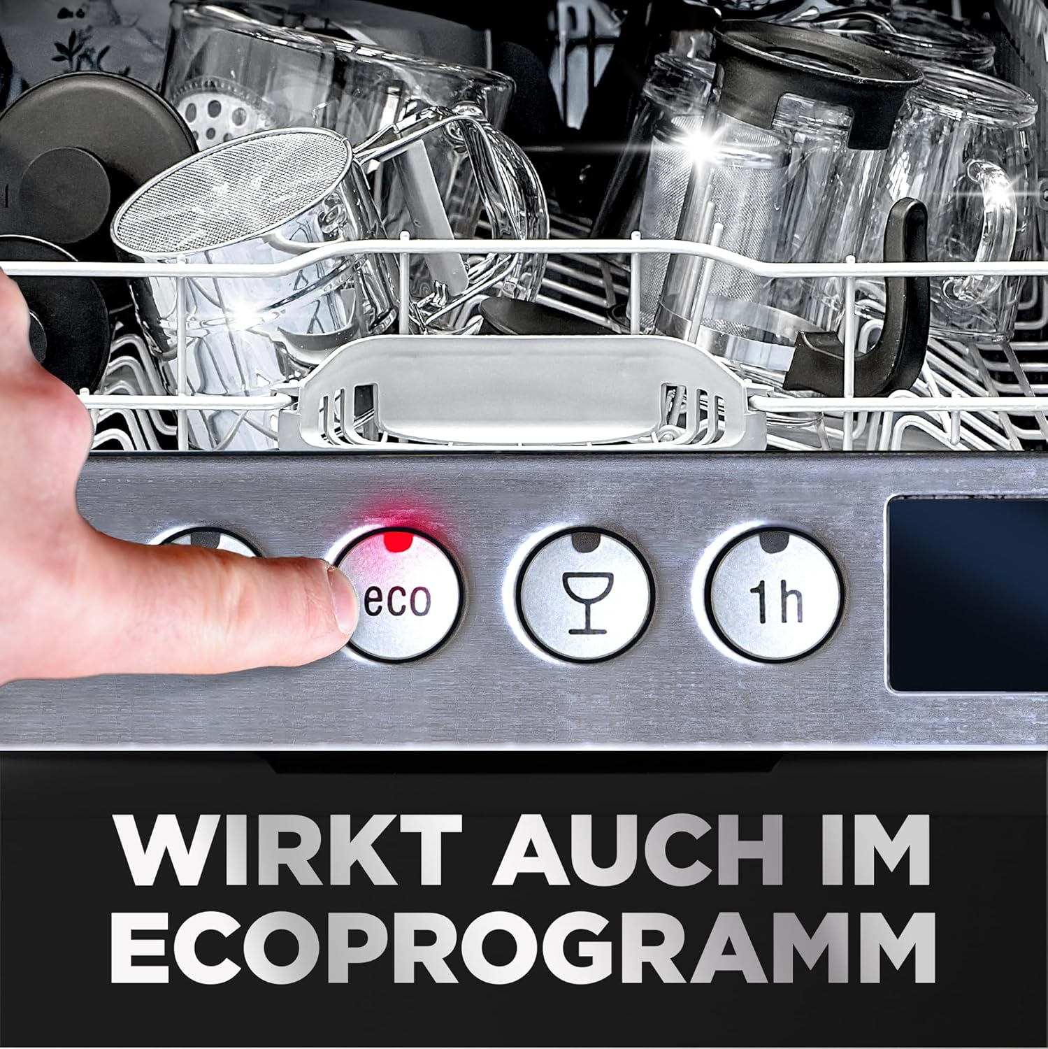 Finger drückt Eco-Taste an Spülmaschine mit Gläsern und Sieb.