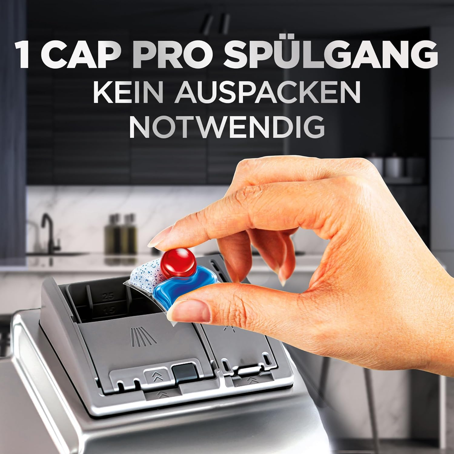 Hand legt Spülmaschinentab in Fach. Text: 1 CAP PRO SPÜLGANG.