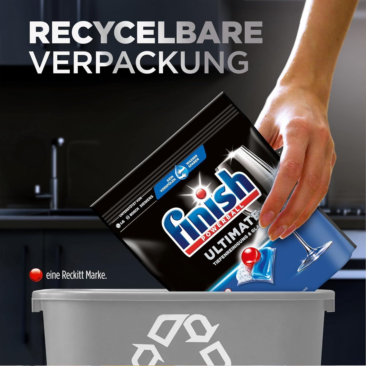 Eine Hand wirft eine Spülmaschinentab-Verpackung in einen grauen Behälter.