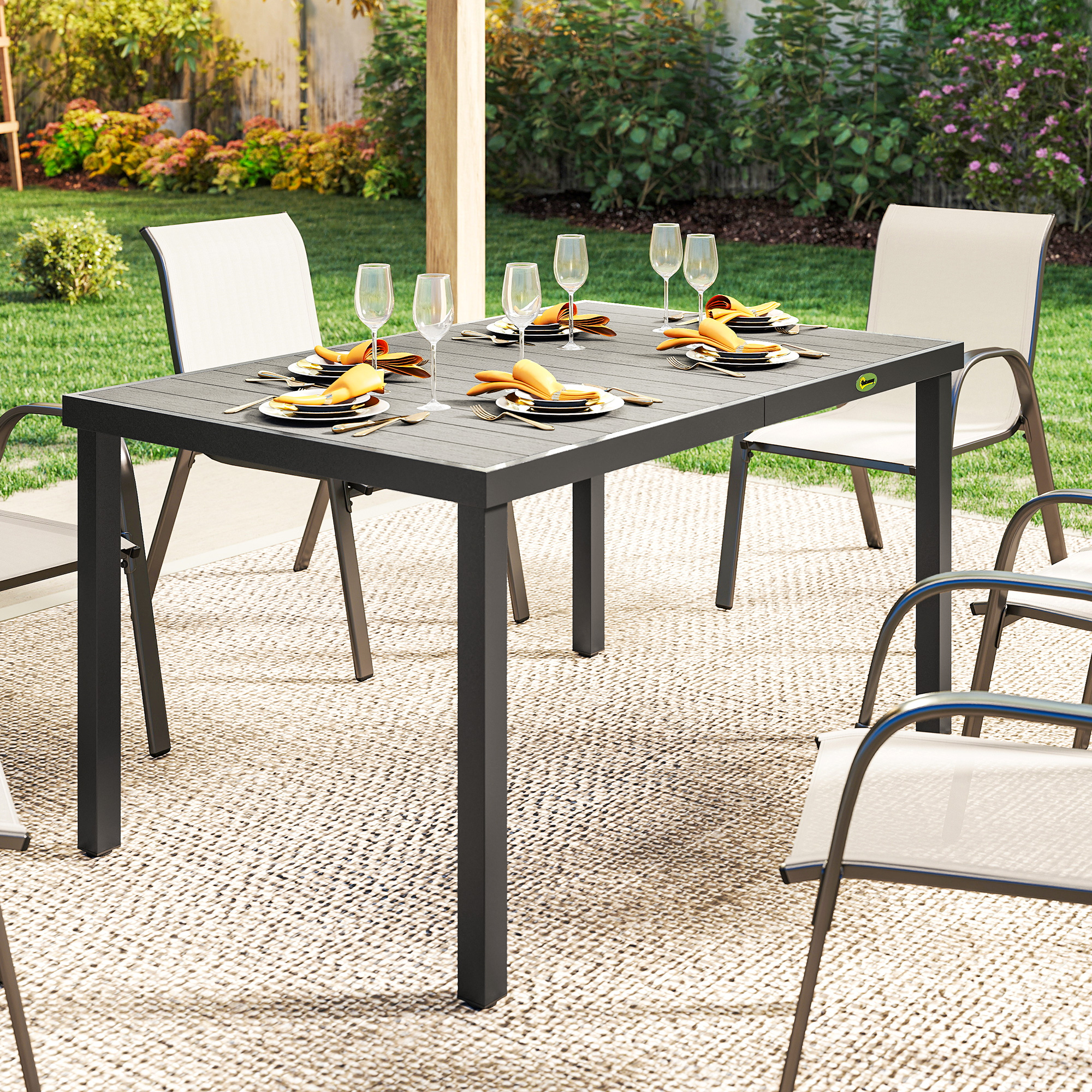 Una mesa de patio puesta para seis con sillas blancas en un entorno exterior.