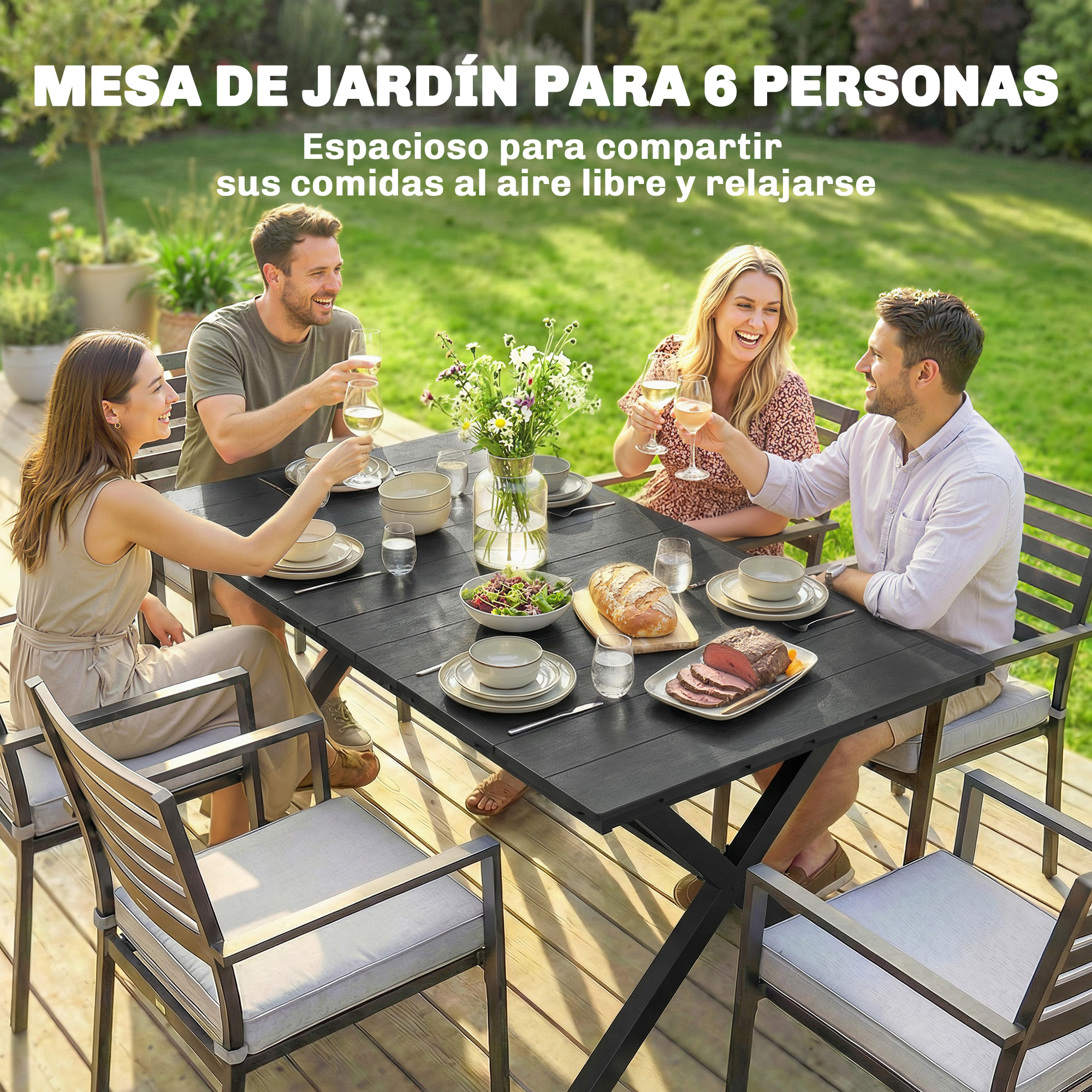Seis personas disfrutan de una comida al aire libre en una mesa de madera oscura con comida.