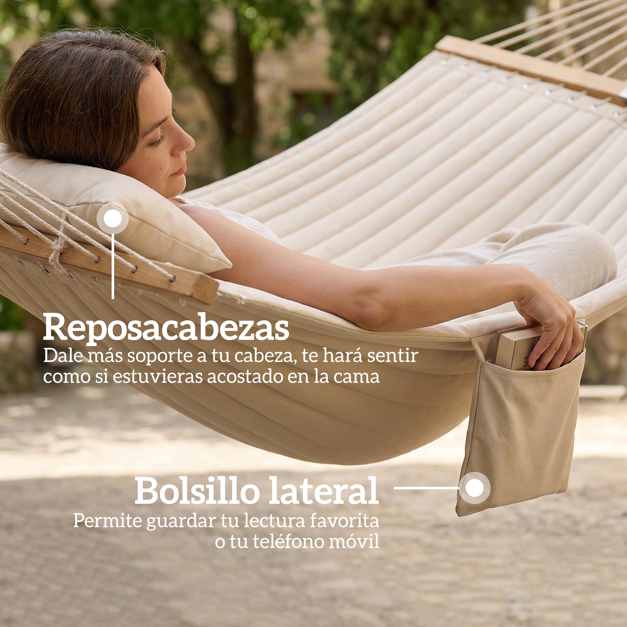 Una mujer se relaja en una hamaca con reposacabezas y bolsillo lateral.