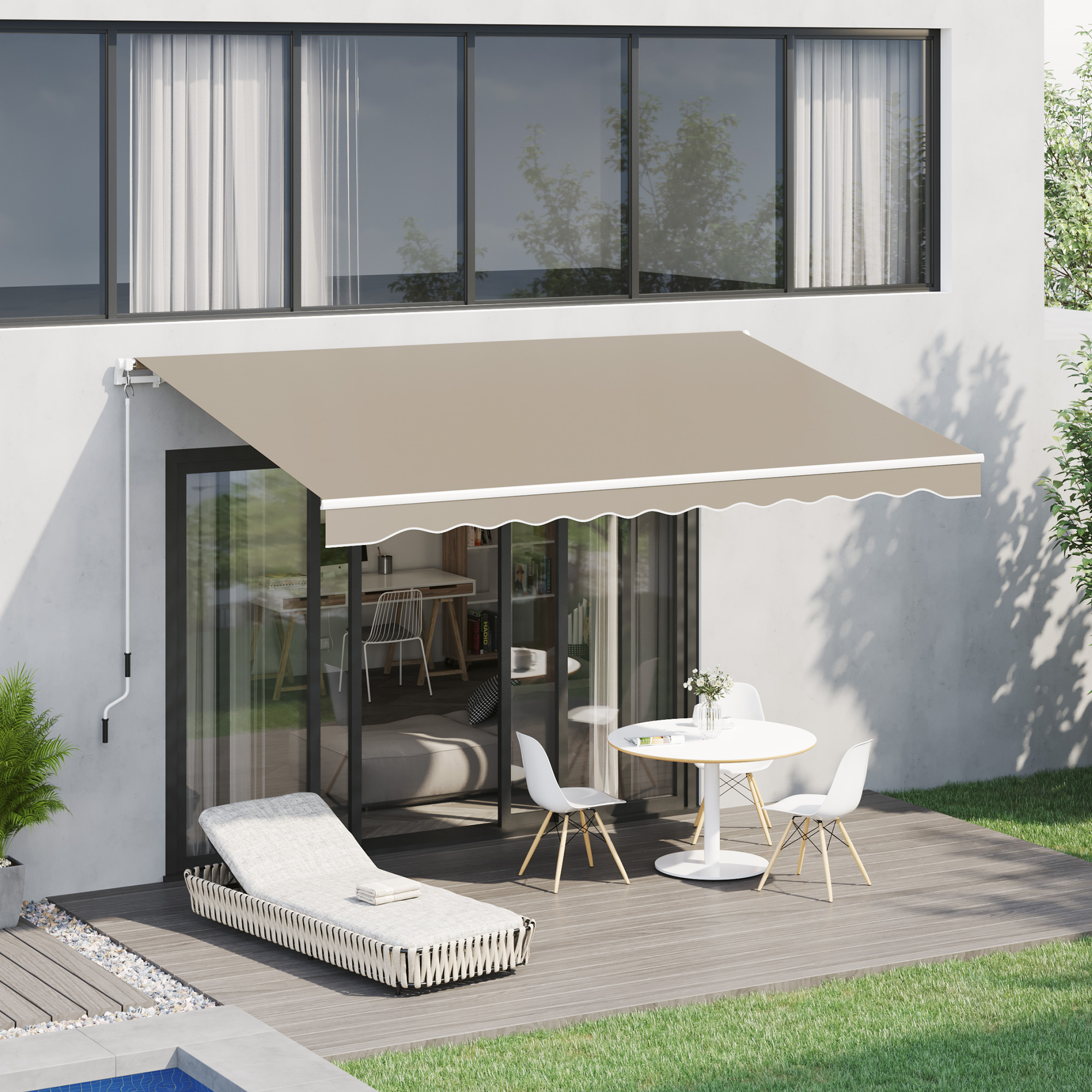 Una tenda da sole marrone chiaro ombreggia un ponte di legno con lettino, tavolo e sedie.