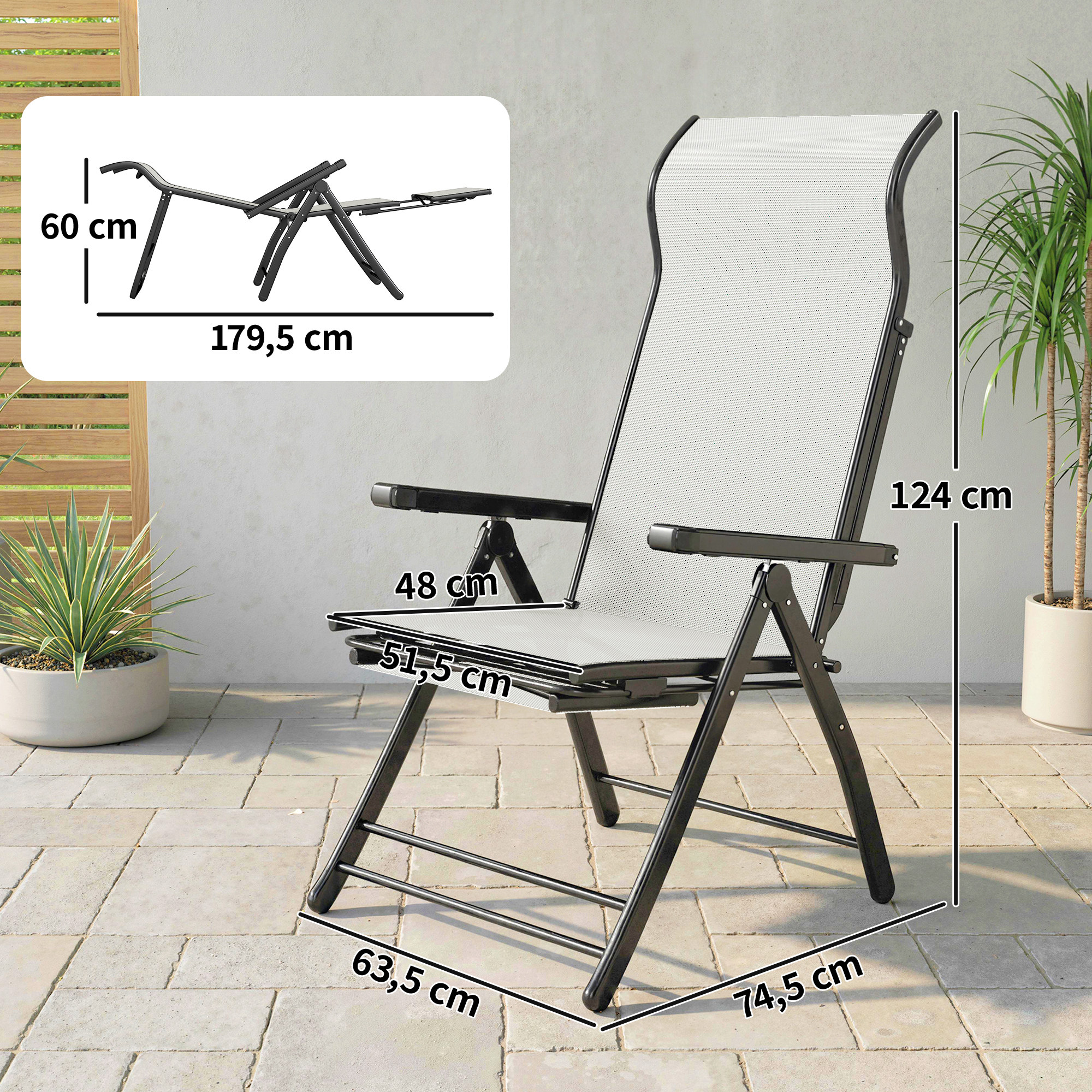 Una tumbona blanca con reposabrazos negros y estructura metálica está en un patio.