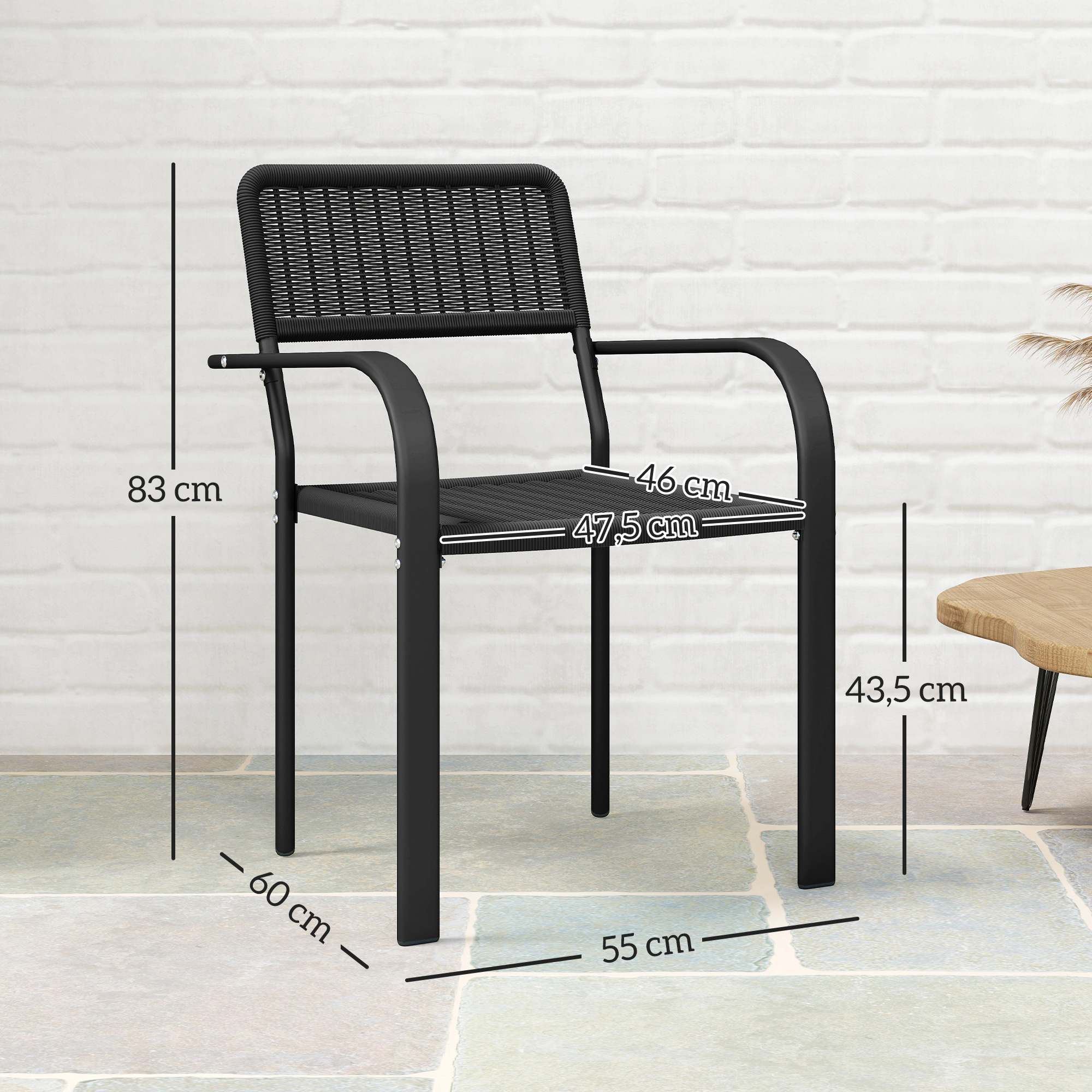 Silla negra con reposabrazos y asiento tejido. Se muestran las dimensiones.