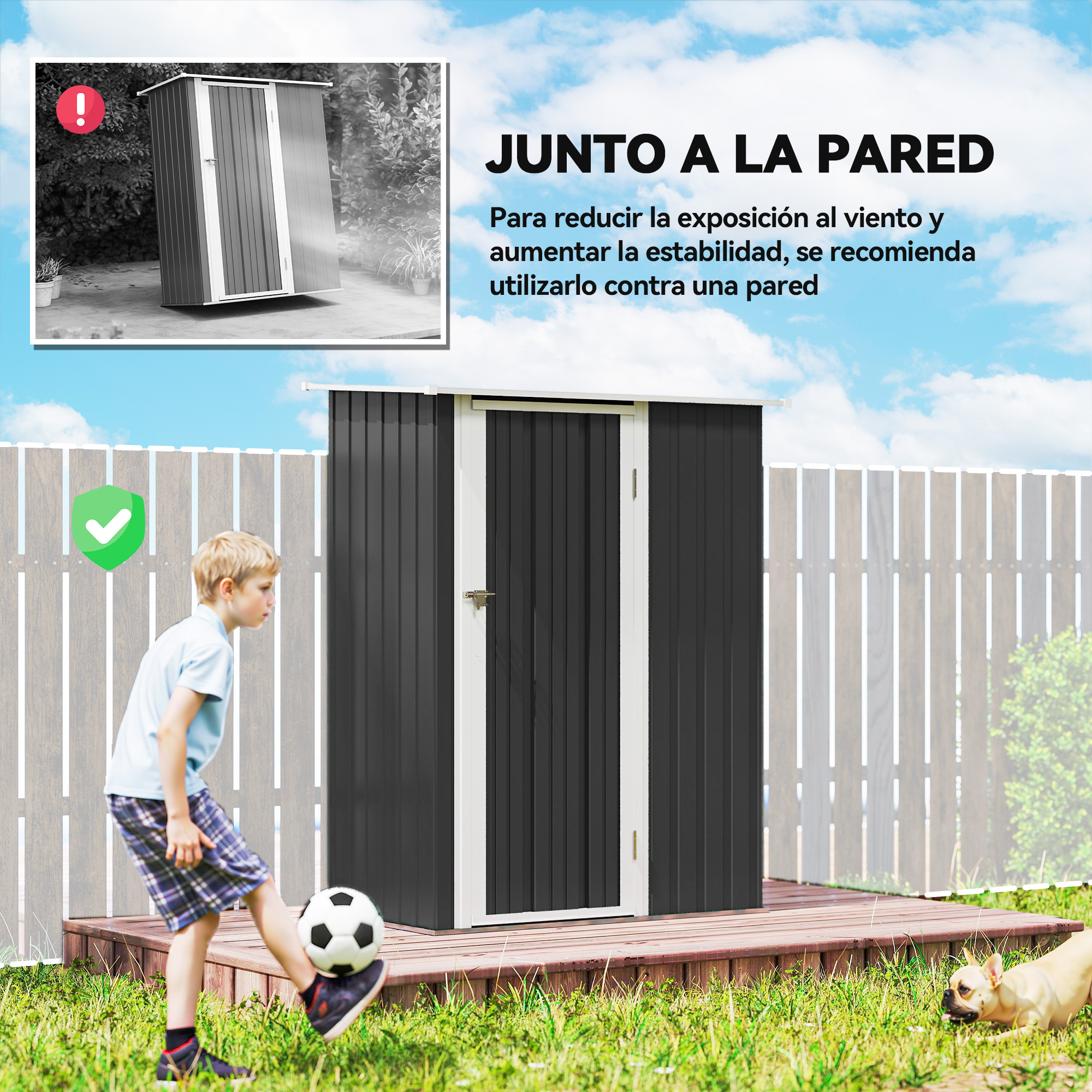 Un niño juega al fútbol cerca de un cobertizo oscuro y una valla.