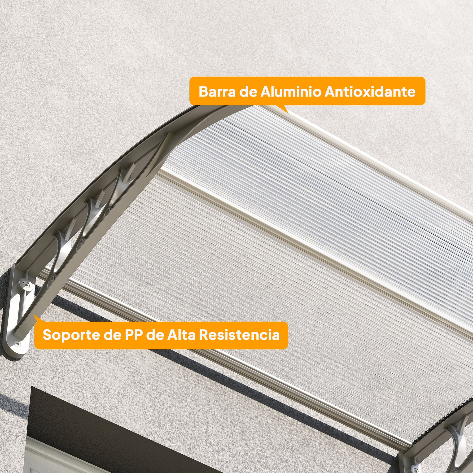 Un toldo con soportes de aluminio y PP está fijado a la pared de una casa.