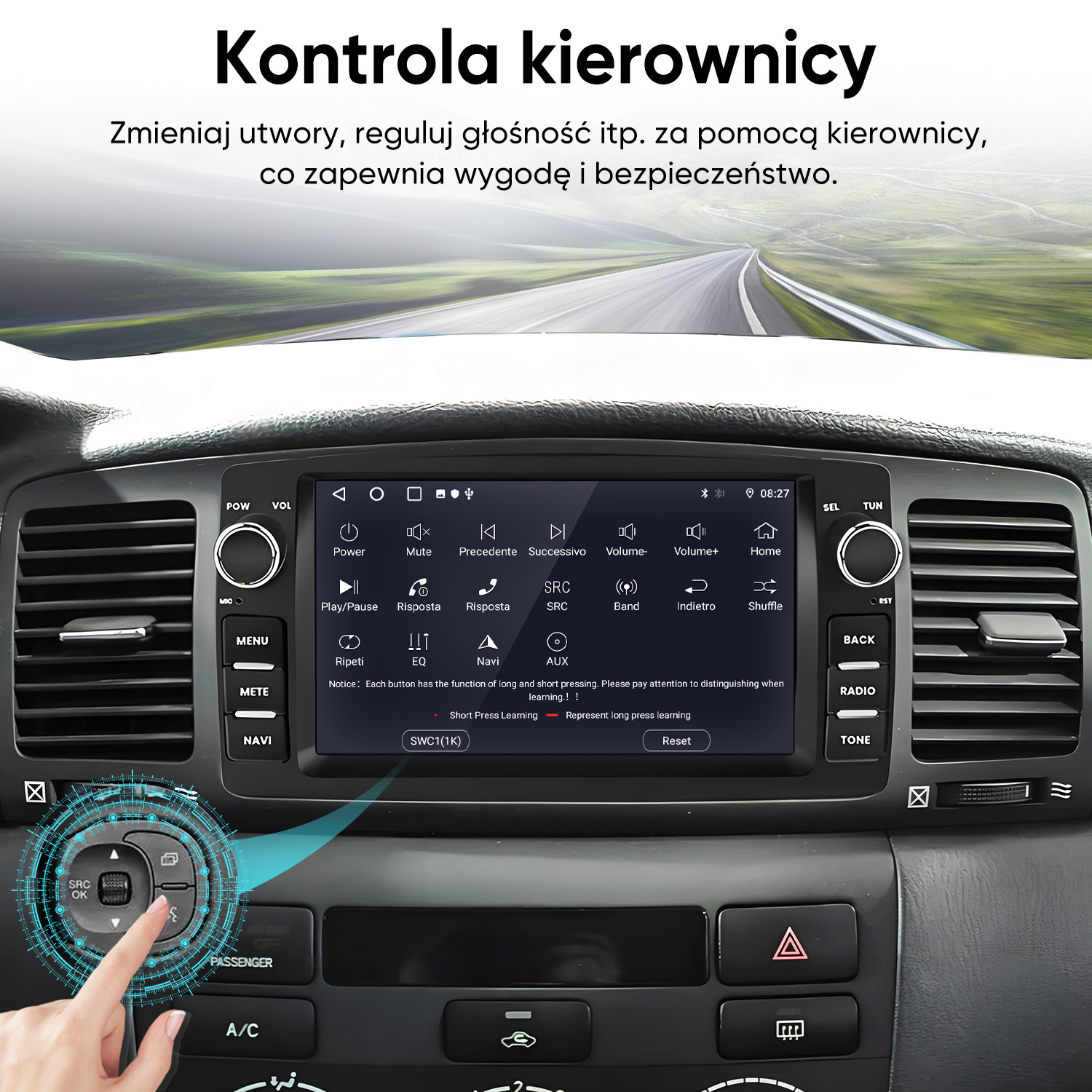 Palec naciska przycisk sterowania na kierownicy na ekranie multimediów samochodu.